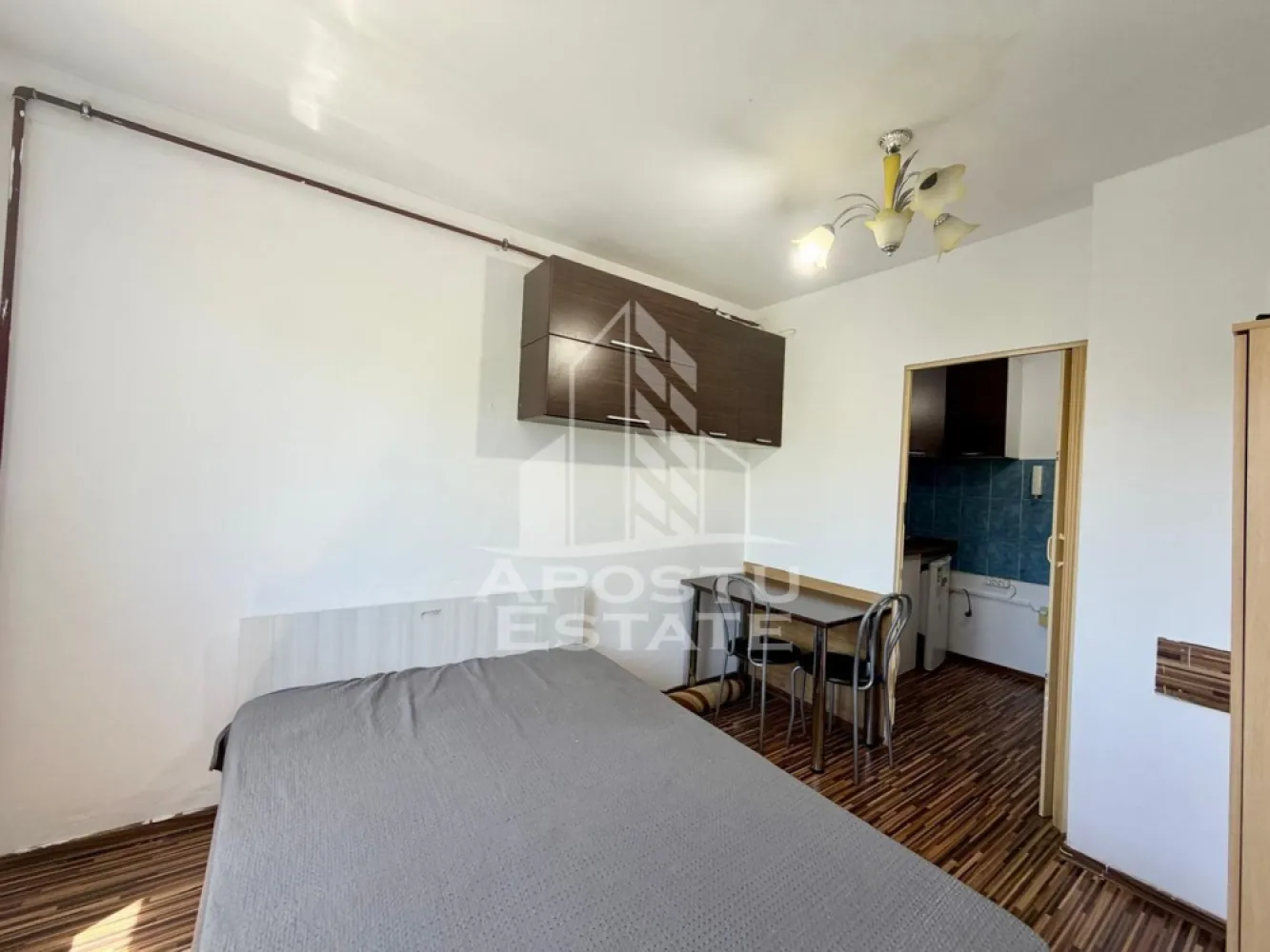 Garsoniera de vanzare, zona Lipovei, Timisoara - Agentia imobiliara APOSTU ESTATE va propune spre vanzare o garsoniera cu o suprafata utila de 15 mp in bloc de apartamente, situat la etajul 4 din 4 cu acoperis cu tigla, in zona Lipovei din Timisoara – o zona linistita, apreciata pentru accesul rapid catre principalele puncte de interes ale orasului.

Aceasta proprietate este ideala atat pentru locuinta proprie, cat si pentru investitie, datorita compartimentarii eficiente si amplasarii excelente.

Detalii proprietate:
- Suprafata utila: 15 mp
- Etaj: 4/4

Compartimentare:
- Hol de acces
- Bucatarie
- Camera principala
- Baie cu cada

Apartamentul beneficiaza de:
- Incalzire prin Convector pe Gaz
Localizare:

Imobilul este situat intr-o zona foarte bine conectata, avand in apropiere:
- Supermarketuri
- Piata
- Farmacii
- Scoli si gradinite
- Restaurante si cafenele
- Mijloace de transport in comun

De asemenea, proximitatea fata de Iulius Town Timișoara creste considerabil atractivitatea apartamentului, atat pentru locuire, cat si pentru inchiriere.

Agentia Apostu Estate ofera consultanta bancara gratuita prin intermediul colaboratorilor si brokerilor de credite, pentru alegerea celei mai potrivite solutii de finantare.

Programeaza o vizionare si descopera avantajele acestui apartament primitor din zona Lipovei!

ID Intern: CP3122824!