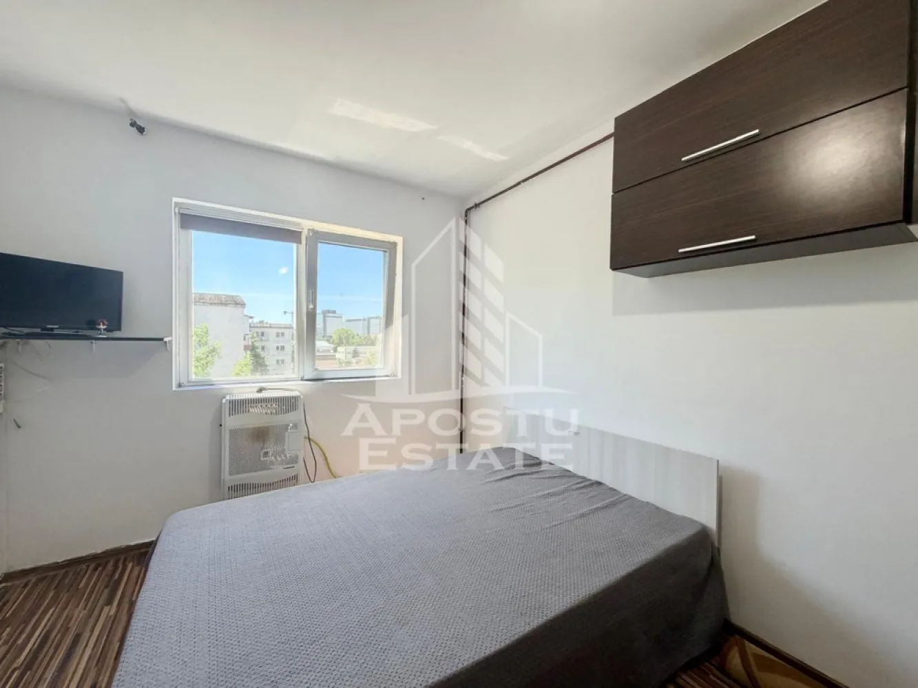 Garsoniera de vanzare, zona Lipovei, Timisoara - Agentia imobiliara APOSTU ESTATE va propune spre vanzare o garsoniera cu o suprafata utila de 15 mp in bloc de apartamente, situat la etajul 4 din 4 cu acoperis cu tigla, in zona Lipovei din Timisoara – o zona linistita, apreciata pentru accesul rapid catre principalele puncte de interes ale orasului.

Aceasta proprietate este ideala atat pentru locuinta proprie, cat si pentru investitie, datorita compartimentarii eficiente si amplasarii excelente.

Detalii proprietate:
- Suprafata utila: 15 mp
- Etaj: 4/4

Compartimentare:
- Hol de acces
- Bucatarie
- Camera principala
- Baie cu cada

Apartamentul beneficiaza de:
- Incalzire prin Convector pe Gaz
Localizare:

Imobilul este situat intr-o zona foarte bine conectata, avand in apropiere:
- Supermarketuri
- Piata
- Farmacii
- Scoli si gradinite
- Restaurante si cafenele
- Mijloace de transport in comun

De asemenea, proximitatea fata de Iulius Town Timișoara creste considerabil atractivitatea apartamentului, atat pentru locuire, cat si pentru inchiriere.

Agentia Apostu Estate ofera consultanta bancara gratuita prin intermediul colaboratorilor si brokerilor de credite, pentru alegerea celei mai potrivite solutii de finantare.

Programeaza o vizionare si descopera avantajele acestui apartament primitor din zona Lipovei!

ID Intern: CP3122824!