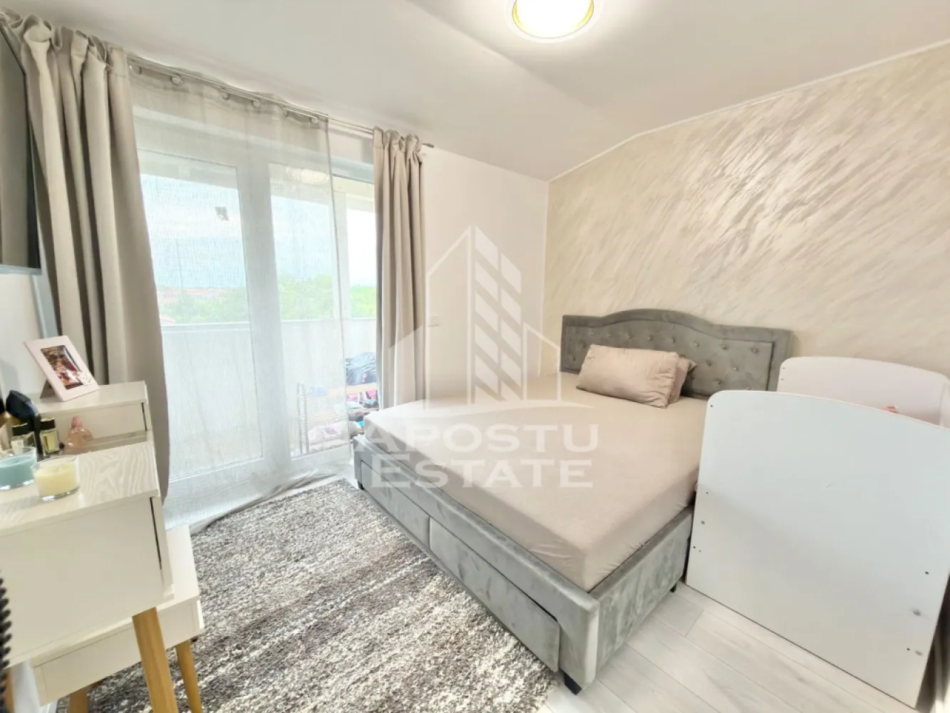 Apartament cu 3 camere dressing si debara in Giroc. - APOSTU ESTATE va propune spre vanzare un apartament cu 3 camere in Giroc.
Drumul de acces spre imobil este asfaltat. In apropiere este un parc la doar 3 minute, iar magazine si supermarket-uri precum Lidl, Profi, Mega Image, Penny, Scoala, Gradinita la o distanta de 5 minute, acces facil la mijloace de transport in comun.

Apartamentul se vinde la pretul de 87.000€ nemobilat, iar la pretul de 96.000€ complet mobilat si utilat precum se observa in imagini.

Imobilul dispune de o suprafata de 53 mp si este situat la etajul 3.

Compartimentare:
- hol acces.
- living cu bucatarie open space.
- 2 dormitoare.
- baie cu geam si cada.
- dressing.
- debara.
- terasa.

Detalii tehnice:
- constructie realizata in anul 2025 din caramida Porotherm de 30 cm.
- exterior izolat cu polistiren de 10 cm eps 80.
- pereti despartitori complet din caramida (fara rigips) tencuiti mecanizat finisati cu glet si vopsea lavabila.
- geamuri termopan cu 3 sticle pentru izolare fonica si termica superioara, foarte mari si luminoase dotate cu site si jaluzele.
- centrala proprie pe gaz, sistem eficient de incalzire prin pardoseala.
- aparataje modulare Gewis.
- usa acces securizata, usi interioare Porta Doors.
- electrocasnice noi, in stare perfecta de functionare. (frigider, masina de spalat rufe, aragaz, cuptor, hota).
- aparat pentru aer conditionat.
- 1 loc de parcare in cf.

Utilitati complete: curent, apa de la retea, canalizare, gaz.
Pentru mai multe detalii nu ezitati sa ne contactati!

Acceptam orice fel de credit bancar. Oferim consultanta si solutii financiare prin colaboratorii nostri pentru a obtine cel mai avantajos credit Ipotecar sau Noua Casa.

Va asteptam cu drag la o vizionare chiar astazi!
CP3081646