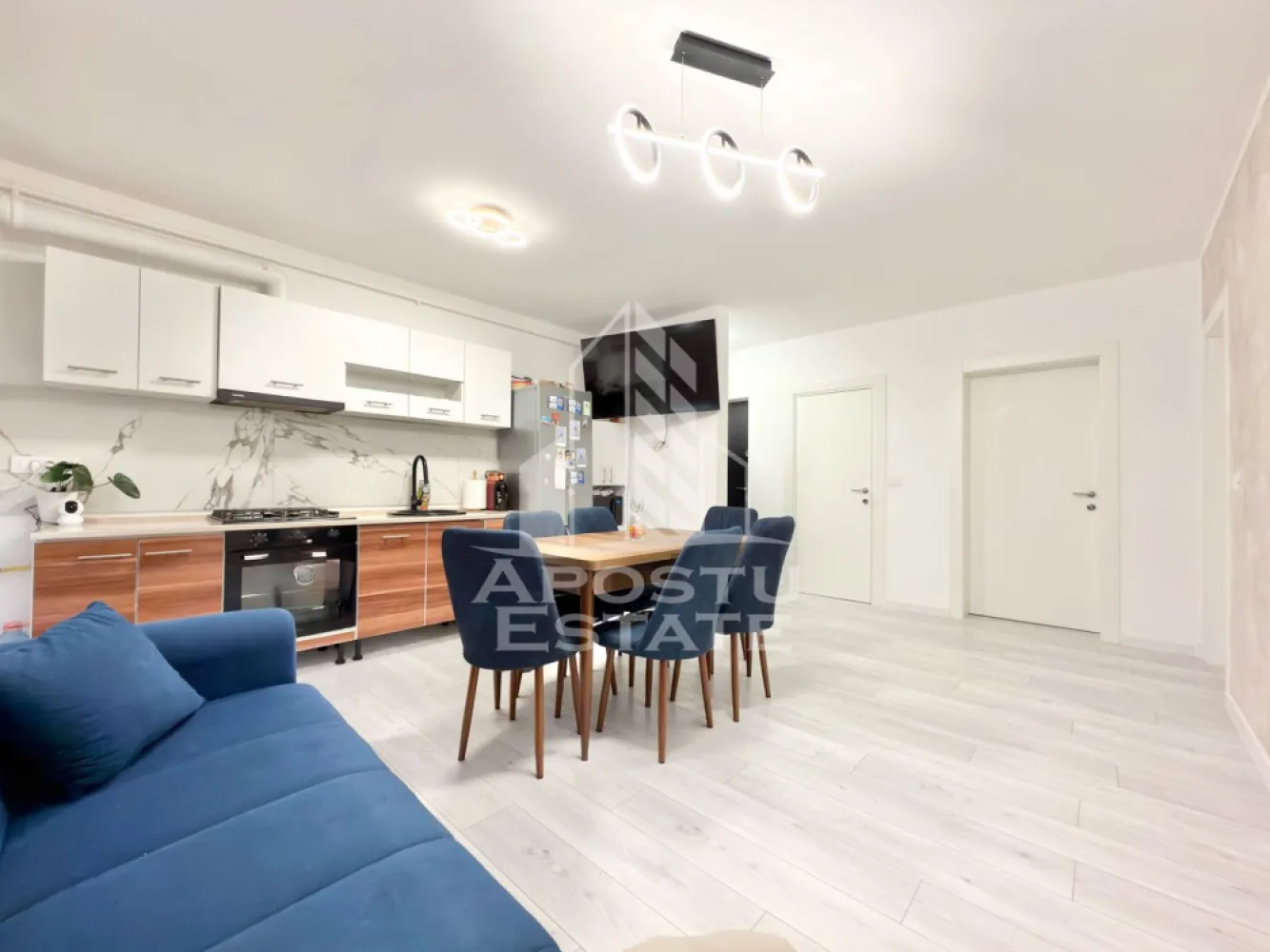 Apartament cu 3 camere dressing si debara in Giroc. - APOSTU ESTATE va propune spre vanzare un apartament cu 3 camere in Giroc.
Drumul de acces spre imobil este asfaltat. In apropiere este un parc la doar 3 minute, iar magazine si supermarket-uri precum Lidl, Profi, Mega Image, Penny, Scoala, Gradinita la o distanta de 5 minute, acces facil la mijloace de transport in comun.

Apartamentul se vinde la pretul de 87.000€ nemobilat, iar la pretul de 96.000€ complet mobilat si utilat precum se observa in imagini.

Imobilul dispune de o suprafata de 53 mp si este situat la etajul 3.

Compartimentare:
- hol acces.
- living cu bucatarie open space.
- 2 dormitoare.
- baie cu geam si cada.
- dressing.
- debara.
- terasa.

Detalii tehnice:
- constructie realizata in anul 2025 din caramida Porotherm de 30 cm.
- exterior izolat cu polistiren de 10 cm eps 80.
- pereti despartitori complet din caramida (fara rigips) tencuiti mecanizat finisati cu glet si vopsea lavabila.
- geamuri termopan cu 3 sticle pentru izolare fonica si termica superioara, foarte mari si luminoase dotate cu site si jaluzele.
- centrala proprie pe gaz, sistem eficient de incalzire prin pardoseala.
- aparataje modulare Gewis.
- usa acces securizata, usi interioare Porta Doors.
- electrocasnice noi, in stare perfecta de functionare. (frigider, masina de spalat rufe, aragaz, cuptor, hota).
- aparat pentru aer conditionat.
- 1 loc de parcare in cf.

Utilitati complete: curent, apa de la retea, canalizare, gaz.
Pentru mai multe detalii nu ezitati sa ne contactati!

Acceptam orice fel de credit bancar. Oferim consultanta si solutii financiare prin colaboratorii nostri pentru a obtine cel mai avantajos credit Ipotecar sau Noua Casa.

Va asteptam cu drag la o vizionare chiar astazi!
CP3081646