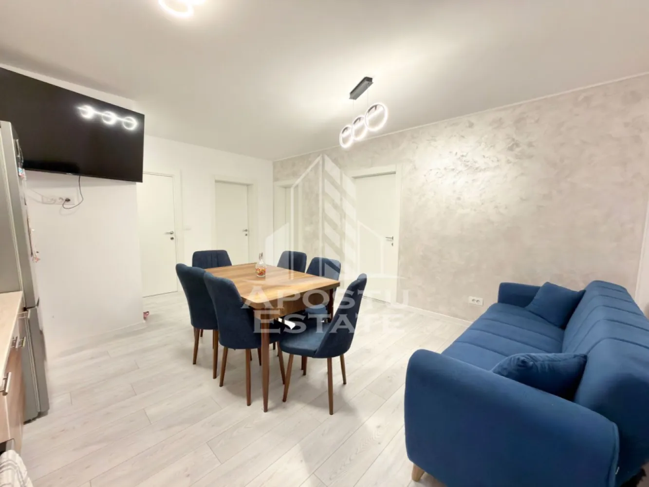 Apartament cu 3 camere dressing si debara in Giroc. - APOSTU ESTATE va propune spre vanzare un apartament cu 3 camere in Giroc.
Drumul de acces spre imobil este asfaltat. In apropiere este un parc la doar 3 minute, iar magazine si supermarket-uri precum Lidl, Profi, Mega Image, Penny, Scoala, Gradinita la o distanta de 5 minute, acces facil la mijloace de transport in comun.

Apartamentul se vinde la pretul de 87.000€ nemobilat, iar la pretul de 96.000€ complet mobilat si utilat precum se observa in imagini.

Imobilul dispune de o suprafata de 53 mp si este situat la etajul 3.

Compartimentare:
- hol acces.
- living cu bucatarie open space.
- 2 dormitoare.
- baie cu geam si cada.
- dressing.
- debara.
- terasa.

Detalii tehnice:
- constructie realizata in anul 2025 din caramida Porotherm de 30 cm.
- exterior izolat cu polistiren de 10 cm eps 80.
- pereti despartitori complet din caramida (fara rigips) tencuiti mecanizat finisati cu glet si vopsea lavabila.
- geamuri termopan cu 3 sticle pentru izolare fonica si termica superioara, foarte mari si luminoase dotate cu site si jaluzele.
- centrala proprie pe gaz, sistem eficient de incalzire prin pardoseala.
- aparataje modulare Gewis.
- usa acces securizata, usi interioare Porta Doors.
- electrocasnice noi, in stare perfecta de functionare. (frigider, masina de spalat rufe, aragaz, cuptor, hota).
- aparat pentru aer conditionat.
- 1 loc de parcare in cf.

Utilitati complete: curent, apa de la retea, canalizare, gaz.
Pentru mai multe detalii nu ezitati sa ne contactati!

Acceptam orice fel de credit bancar. Oferim consultanta si solutii financiare prin colaboratorii nostri pentru a obtine cel mai avantajos credit Ipotecar sau Noua Casa.

Va asteptam cu drag la o vizionare chiar astazi!
CP3081646