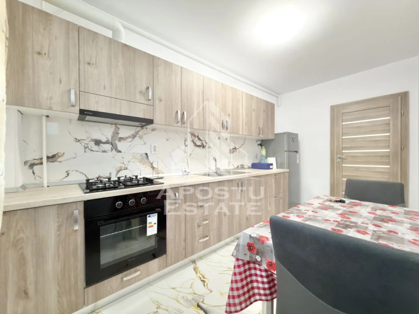 Apartament cu o camera mobilat si utilat in Giroc in spate la Hotel IQ - APOSTU ESTATE va propune spre vanzare un apartament cu 1 camere situat in Giroc, zona planetelor.
Drumul de acces spre imobil este asfaltat. In apropiere sunt magazine si supermarket-uri precum Penny, Lidl, Profi, Mega Image, Scoala, Gradinita si parc la o distanta de 5 minute, acces facil la mijloace de transport in comun.

Imobilul se vinde complet mobilat si utilat precum se observa in imagini, dispune de o suprafata de 37 mp utili si este situat la parter.

Compartimentare:
- hol acces.
- bucatarie inchisa.
- dormitor.
- baie cu dus.

Detalii tehnice:
- constructie realizata in anul 2025 din caramida Porotherm de 30 cm.
- exterior izolat cu polistiren de 10 cm eps 80. 
- pereti despartitori complet din caramida (fara rigips) tencuiti mecanizat finisati cu glet si vopsea lavabila.
- geamuri termopan cu 3 sticle pentru izolare fonica si termica superioara, foarte mari si luminoase.
- centrala proprie pe gaz, sistem eficient de incalzire in pardoseala.
- aparataje modulare Gewis. 
- usa acces securizata, usi interioare Porta Doors.
- 1 loc de parcare.
- mobilier de bucatarie de calitate inalta, realizat la comanda.
- electrocasnice noi, in stare perfecta de functionare. (frigider, masina de spalat rufe, aragaz, cuptor, hota)

Utilitati complete: curent, apa de la retea, canalizare, gaz.
Pentru mai multe detalii nu ezitati sa ne contactati!

Va asteptam cu drag la o vizionare chiar astazi!
CP2876094