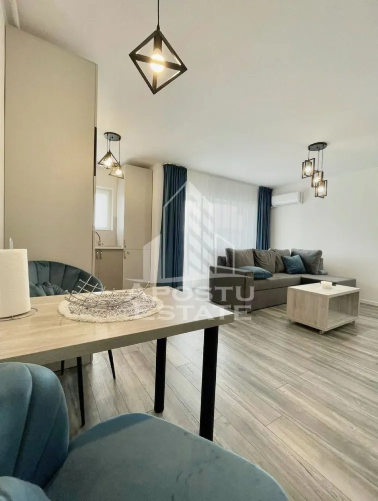 Apartament cu 2 camere la etajul 1, mobilat si utilat in Braytim - APOSTU ESTATE va propune spre vanzare un apartament cu 2 camere situat in zona Braytim.
Drumul de acces spre imobil este in curs de asfaltare termenul fiind luna septembrie. In apropiere sunt magazine si supermarket-uri precum Lidl, Profi, Mega Image, scoala, gradinita la o distanta de 10 minute, acces facil la mijloace de transport in comun.

Apartamentul se vinde complet mobilat si utilat precum se observa si în imagini.
Imobilul este situat la etajul 1 si dispune de 46 mp utili + balcon de 4 mp.

Compartimentare:
- hol acces.
- bucatarie si living open space.
- dormitor.
- baie cu geam si cada.
- terasa

Detalii tehnice:
- constructie realizata in anul 2022 din caramida Porotherm de 25cm.
- exterior izolat cu polistiren de 10 cm eps 80.
- pereti despartitori complet din caramida (fara rigips) tencuiti mecanizat finisati cu glet si vopsea lavabila.
- geamuri termopan cu 3 sticle pentru izolare fonica si termica superioara, foarte mari si luminoase.
- centrala proprie pe gaz, sistem eficient de incalzire in pardoseala cu termostat ambiectal wi-fi.
- aparataje modulare Gewis.
- usa acces securizata, usi interioare Coco Tinoli.
- gresie si faianta in baie.
- parchet laminat si plinte din Mdf in living si dormitor.
- mobilier integral realizat la comanda din Mdf
- electrocasnice noi, in stare perfecta de functionare. (frigider, plita pe gaz, cuptor cu microunde, hota).
- imobilul dispune de aparat pentru aer conditionat prin wi-fi.
- 1 loc de parcare

Utilitati complete: curent, apa de la retea, canalizare, gaz.
Pentru mai multe detalii nu ezitati sa ne contactati!

Acceptam orice fel de credit bancar. Oferim consultanta si solutii financiare prin colaboratorii nostri pentru a obtine cel mai avantajos credit Ipotecar sau Noua Casa.

Va asteptam cu drag la o vizionare chiar astazi!
CP2876221