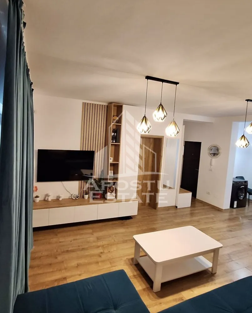Apartament cu 2 camere mobilat cu gradina proprie de 50 mp in Giroc. - APOSTU ESTATE va propune spre vanzare un apartament cu 2 camere situat in Giroc la asfalt.
Drumul de acces spre imobil este asfaltat. In apropiere sunt magazine si supermarket-uri precum Lidl, Profi, Mega Image, Penny, Scoala, gradinita și parc la o distanta de 3-5 minute, acces facil la mijloace de transport in comun.

Apartamentul se vinde complet mobilat si utilat, precum se observa in imagini.

Imobilul are o suprafata de 56 mp utili, este situat la parter si dispune de 2 terase de pe care se face accesul in gradina.

Compartimentare:
- hol acces.
- bucatarie inchisa.
- dormitor.
- living.
- baie cu geam si cada.
- 2 terase.
- gradina proprie de 50 mp. 

Detalii tehnice:
- constructie realizata in anul 2023 din caramida Porotherm de 25 cm.
- exterior izolat cu polistiren de 10 cm eps 80.
- pereti despartitori complet din caramida (fara rigips) tencuiti mecanizat finisati cu glet si vopsea lavabila.
- geamuri termopan cu 3 sticle pentru izolare fonica si termica superioara, foarte mari si luminoase dotate cu rulori.
- centrala proprie pe gaz, sistem eficient de incalzire prin pardoseala.
- aparataje modulare Gewis.
- usa acces securizata, usi interioare Porta Doors.
- electrocasnice noi, in stare perfecta de functionare. (frigider, masina de spalat rufe, masina de spalat vase, aragaz, cuptor, hota)
- mobilier de calitate inalta, realizat pe comanda pe toata suprafata apartamentului.
- 1 loc de parcare in cf.
Utilitati complete: curent, apa de la retea, canalizare, gaz.

Pentru mai multe detalii nu ezitati sa ne contactati!

Acceptam orice fel de credit bancar. Oferim consultanta si solutii financiare prin colaboratorii nostri pentru a obtine cel mai avantajos credit Ipotecar sau Noua Casa.

Va asteptam cu drag la o vizionare chiar astazi!
CP2782745