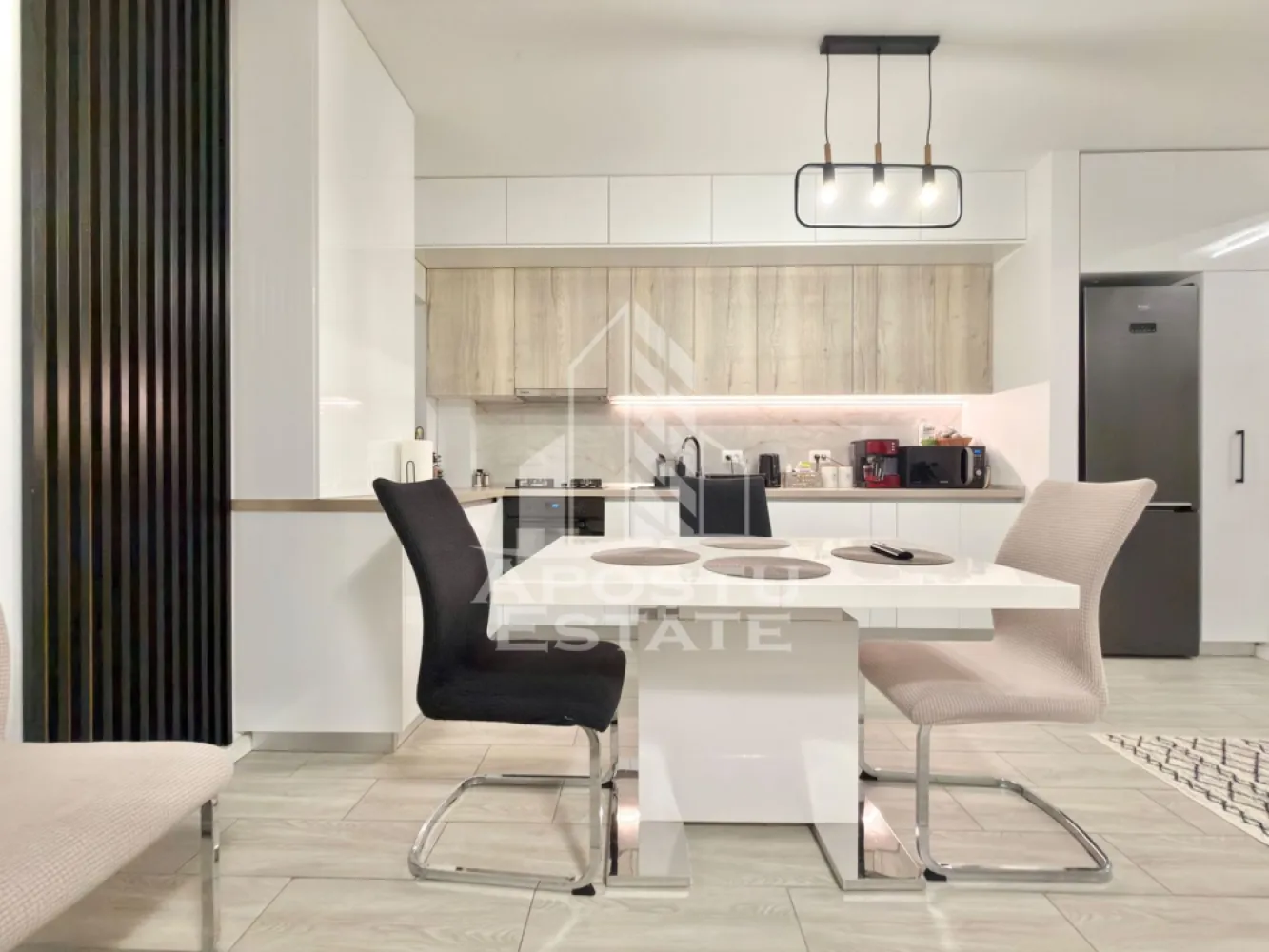 Apartament cu 3 camere mobilat, 70 mp utili, in Giroc la etajul 2. - APOSTU ESTATE va propune spre vanzare un apartament cu 3 camere situat in Giroc.
Drumul de acces spre imobil este pietruit. In apropiere sunt magazine si supermarket-uri precum: Profi, Lidl, Penny, magazin alimentar, scoala si gradinita la o distanta de 10 minute, acces facil la mijloace de transport in comun.

Apartamentul se vinde complet mobilat si utilat precum se observa in imagini. 
Imobilul este situat la etajul 2.
Suprafata este de 70 mp utili + terasa de 8 mp.

Compartimentare:
- hol acces.
- living si bucatarie open space.
- 2 dormitoare.
- baie cu geam si dus.
- terasa de 8 mp.

Detalii tehnice:
- constructie realizata in anul 2019 din caramida Porotherm de 25 cm.
- exterior izolat cu polistiren de 10 cm eps 80. 
- pereti despartitori complet din caramida (fara rigips) tencuiti mecanizat finisati cu glet si vopsea lavabila.
- mobilier modern, de calitate inalta realizat pe comanda pe toata suprafata apartamentului.
- electrocasnice noi, in stare perfecta de functionare: (plita electrica, cuptor, masina de spalat vase, masina de spalat rufe, masina de uscat rufe, clima).
- geamuri termopan cu 3 sticle pentru izolare fonica si termica superioara, foarte mari si luminoase.
- aparat pentru aer conditionat in living.
- centrala proprie pe gaz, sistem eficient de incalzire prin pardoseala.
- aparataje modulare Gewis.
- usa acces securizata, usi interioare porta doors albe.
- 2 locuri de parcare in cf.

Utilitati complete: curent, apa de la retea, canalizare, gaz, internet prin fibra optica, cablu Tv.
Pretul este negociabil.
Pentru mai multe detalii nu ezitati sa ne contactati!

Acceptam orice fel de credit bancar. Oferim consultanta si solutii financiare prin colaboratorii nostri pentru a obtine cel mai avantajos credit Ipotecar sau Noua Casa.

Va asteptam cu drag la o vizionare chiar astazi!
CP2976594