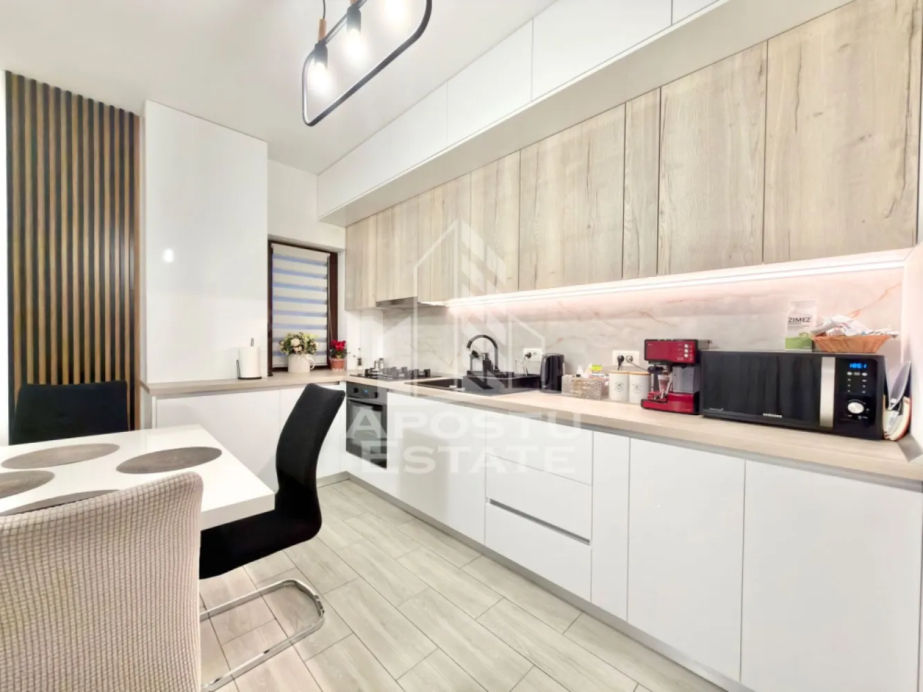 Apartament cu 3 camere mobilat, 70 mp utili, in Giroc la etajul 2. - APOSTU ESTATE va propune spre vanzare un apartament cu 3 camere situat in Giroc.
Drumul de acces spre imobil este pietruit. In apropiere sunt magazine si supermarket-uri precum: Profi, Lidl, Penny, magazin alimentar, scoala si gradinita la o distanta de 10 minute, acces facil la mijloace de transport in comun.

Apartamentul se vinde complet mobilat si utilat precum se observa in imagini. 
Imobilul este situat la etajul 2.
Suprafata este de 70 mp utili + terasa de 8 mp.

Compartimentare:
- hol acces.
- living si bucatarie open space.
- 2 dormitoare.
- baie cu geam si dus.
- terasa de 8 mp.

Detalii tehnice:
- constructie realizata in anul 2019 din caramida Porotherm de 25 cm.
- exterior izolat cu polistiren de 10 cm eps 80. 
- pereti despartitori complet din caramida (fara rigips) tencuiti mecanizat finisati cu glet si vopsea lavabila.
- mobilier modern, de calitate inalta realizat pe comanda pe toata suprafata apartamentului.
- electrocasnice noi, in stare perfecta de functionare: (plita electrica, cuptor, masina de spalat vase, masina de spalat rufe, masina de uscat rufe, clima).
- geamuri termopan cu 3 sticle pentru izolare fonica si termica superioara, foarte mari si luminoase.
- aparat pentru aer conditionat in living.
- centrala proprie pe gaz, sistem eficient de incalzire prin pardoseala.
- aparataje modulare Gewis.
- usa acces securizata, usi interioare porta doors albe.
- 2 locuri de parcare in cf.

Utilitati complete: curent, apa de la retea, canalizare, gaz, internet prin fibra optica, cablu Tv.
Pretul este negociabil.
Pentru mai multe detalii nu ezitati sa ne contactati!

Acceptam orice fel de credit bancar. Oferim consultanta si solutii financiare prin colaboratorii nostri pentru a obtine cel mai avantajos credit Ipotecar sau Noua Casa.

Va asteptam cu drag la o vizionare chiar astazi!
CP2976594
