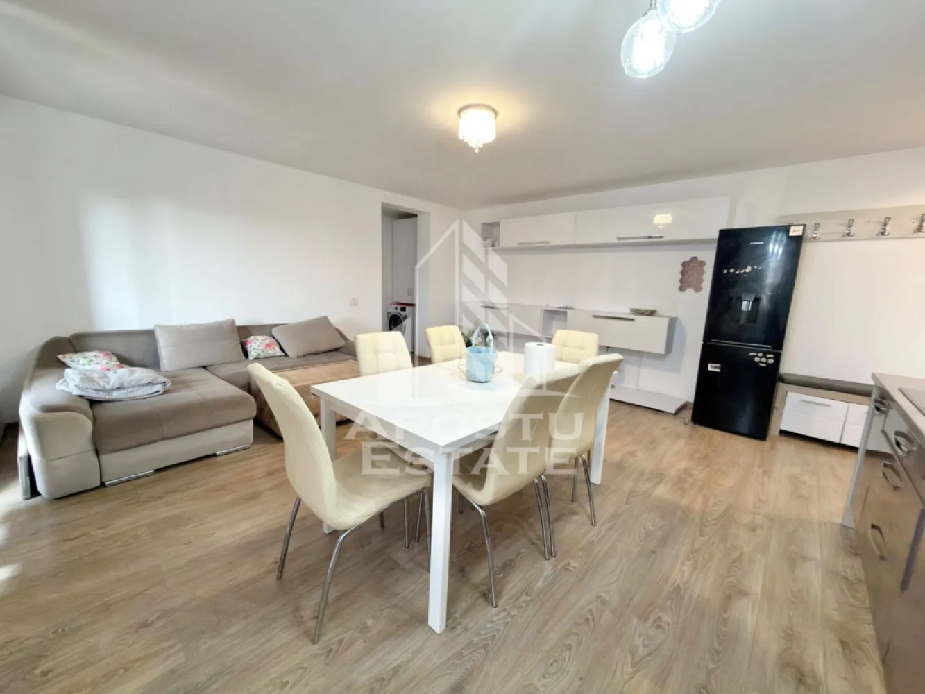 Apartament cu 3 camere complet mobilat si utilat la etajul 2 in Giroc. - APOSTU ESTATE va propune spre vanzare un apartament cu 3 camere situat in Giroc - Chisoda.
In apropiere sunt magazine si supermarket-uri precum: Lidl, Profi, magazin alimentar la o distanta de 5-10 minute, acces facil la mijloace de transport in comun.

Apartamentul se vinde complet mobilat si utilat precum se observa in imagini. 
Imobilul este situat la etajul 2.
Suprafata este de 63 mp utili + terasa.

Compartimentare:
- hol acces.
- living si bucatarie open space.
- 2 dormitoare.
- baie cu geam si dus.
- terasa.

Detalii tehnice:
- constructie realizata in anul 2021 din caramida Porotherm de 25 cm.
- exterior izolat cu polistiren de 10 cm eps 80. 
- electrocasnice noi, in stare perfecta de functionare: (plita electrica, cuptor, masina de spalat vase, masina de spalat rufe, clima).
- geamuri termopan, pentru izolare fonica si termica superioara, foarte mari si luminoase.
- aparat pentru aer conditionat in living.
- centrala proprie pe gaz, sistem eficient de incalzire prin pardoseala.
- aparataje modulare Gewis.
- usa acces securizata, usi interioare porta doors albe.
- 1 loc de parcare.

Utilitati complete: curent, apa de la retea, canalizare, gaz, internet prin fibra optica, cablu Tv.
Pretul este negociabil.
Pentru mai multe detalii nu ezitati sa ne contactati!

Acceptam orice fel de credit bancar. Oferim consultanta si solutii financiare prin colaboratorii nostri pentru a obtine cel mai avantajos credit Ipotecar sau Noua Casa.

Va asteptam cu drag la o vizionare chiar astazi!
CP2993853