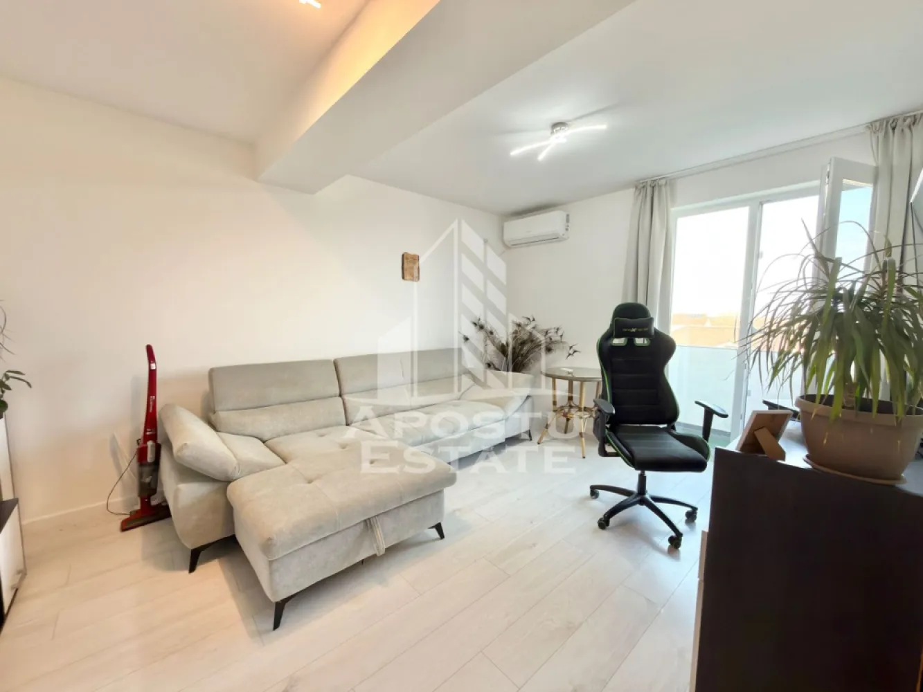 Apartament cu 2 camere mobilat decomandat, dressing si debara in Giroc - APOSTU ESTATE va propune spre vanzare un apartament cu 2 camere in Giroc.
Drumul de acces spre imobil este asfaltat. In apropiere este un parc la doar 2 minute, iar magazine si supermarket-uri precum Lidl, Profi, Mega Image, Penny, Scoala, gradinita la o distanta de 5 minute, acces facil la mijloace de transport in comun.

Apartamentul se vinde complet mobilat si utilat precum se observa in imagini.
Imobilul dispune de o suprafata de 53 mp si este situat la etajul 3.

Compartimentare:
- hol acces.
- living.
- bucatarie inchisa.
- dormitor cu dressing propriu si acces pe balcon.
- baie cu geam si cada.
- debara.
- terasa de 14 mp.

Detalii tehnice:
- constructie realizata in anul 2023 din caramida Porotherm de 30 cm.
- exterior izolat cu polistiren de 10 cm eps 80.
- pereti despartitori complet din caramida (fara rigips) tencuiti mecanizat finisati cu glet si vopsea lavabila.
- geamuri termopan cu 3 sticle pentru izolare fonica si termica superioara, foarte mari si luminoase dotate cu site si jaluzele.
- centrala proprie pe gaz, incalzire prin pardoseala.
- aparataje modulare Gewis.
- usa acces securizata, usi interioare Porta Doors.
- electrocasnice noi, in stare perfecta de functionare. (frigider, masina de spalat rufe, masina de spalat vase, aragaz, cuptor, hota).
- 1 loc de parcare.
- aparat pentru aer conditionat.
- acces pe terasa din dormitor si living.

Utilitati complete: curent, apa de la retea, canalizare, gaz.
Pentru mai multe detalii nu ezitati sa ne contactati!

Acceptam orice fel de credit bancar. Oferim consultanta si solutii financiare prin colaboratorii nostri pentru a obtine cel mai avantajos credit Ipotecar sau Noua Casa.

Va asteptam cu drag la o vizionare chiar astazi!
CP2962023