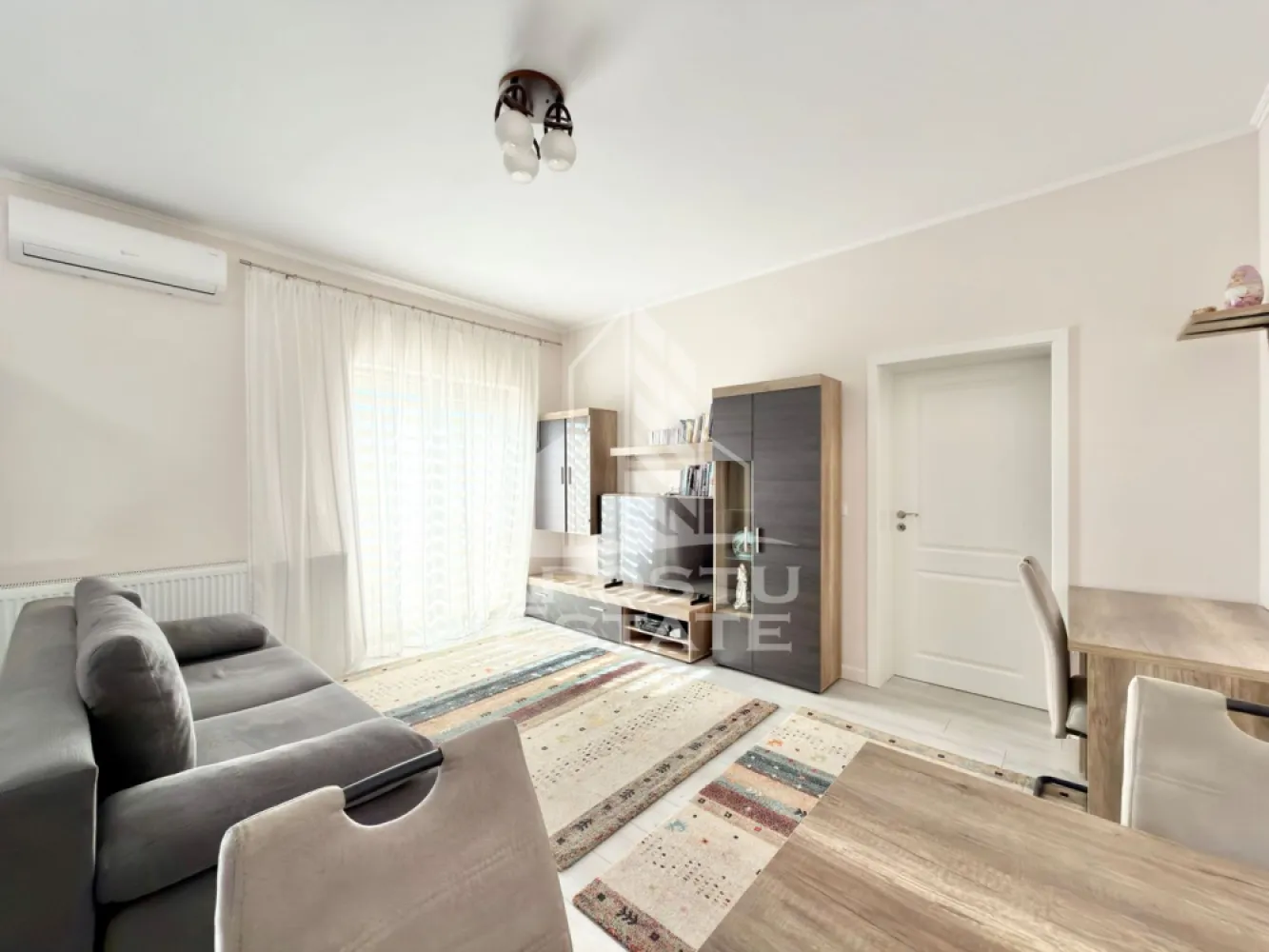 Apartament cu 2 camere complet mobilat si utilat in Giroc - Braytim. - APOSTU ESTATE va propune spre vanzare un apartament cu 2 camere situat in Giroc - Braytim.
Magazine si supermarket-uri precum Lidl, Profi, Mega Image, Penny, Scoala, Gradinita la o distanta de 5 - 7 minute, acces facil la mijloace de transport in comun.

Apartamentul se vinde complet mobilat si utilat, precum se observa in imagini.
Imobilul dispune de o suprafata de 47 mp utili si este situat la etajul 3.

Compartimentare: 
- hol acces.
- living cu bucatarie open space.
- dormitor.
- baie cu geam si cada.
- terasa.

Detalii tehnice:
- constructie realizata in anul 2021 din caramida Porotherm de 30 cm.
- exterior izolat cu polistiren de 10 cm eps 80.
- pereti despartitori complet din caramida (fara rigips) tencuiti mecanizat finisati cu glet si vopsea lavabila.
- geamuri termopan cu 3 sticle pentru izolare fonica si termica superioara, foarte mari si luminoase.
- centrala proprie pe gaz, sistem de incalzire prin calorifere.
- aparataje modulare Gewis.
- usa acces securizata, usi interioare Porta Doors.
- electrocasnice noi, in stare perfecta de functionare. (frigider, masina de spalat rufe, aragaz, cuptor, hota).
- combina frigorifica / congelator Liebherr cu dezghetare automata ( 375l ).
- aparat pentru aer conditionat 12.000 BTU.
- 1 loc de parcare.
- gradina comuna cu loc de joaca pentru copii.
Utilitati complete: curent, apa de la retea, canalizare, gaz.

Pentru mai multe detalii nu ezitati sa ne contactati!
Acceptam orice fel de credit bancar. Oferim consultanta si solutii financiare prin colaboratorii nostri pentru a obtine cel mai avantajos credit Ipotecar sau Noua Casa.

Va asteptam cu drag la o vizionare chiar astazi!
CP3123068