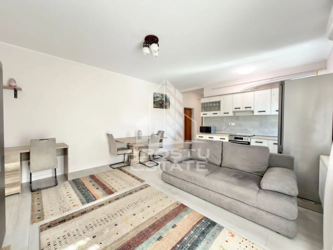 Apartament cu 2 camere complet mobilat si utilat in Giroc - Braytim. - APOSTU ESTATE va propune spre vanzare un apartament cu 2 camere situat in Giroc - Braytim.
Magazine si supermarket-uri precum Lidl, Profi, Mega Image, Penny, Scoala, Gradinita la o distanta de 5 - 7 minute, acces facil la mijloace de transport in comun.

Apartamentul se vinde complet mobilat si utilat, precum se observa in imagini.
Imobilul dispune de o suprafata de 47 mp utili si este situat la etajul 3.

Compartimentare: 
- hol acces.
- living cu bucatarie open space.
- dormitor.
- baie cu geam si cada.
- terasa.

Detalii tehnice:
- constructie realizata in anul 2021 din caramida Porotherm de 30 cm.
- exterior izolat cu polistiren de 10 cm eps 80.
- pereti despartitori complet din caramida (fara rigips) tencuiti mecanizat finisati cu glet si vopsea lavabila.
- geamuri termopan cu 3 sticle pentru izolare fonica si termica superioara, foarte mari si luminoase.
- centrala proprie pe gaz, sistem de incalzire prin calorifere.
- aparataje modulare Gewis.
- usa acces securizata, usi interioare Porta Doors.
- electrocasnice noi, in stare perfecta de functionare. (frigider, masina de spalat rufe, aragaz, cuptor, hota).
- combina frigorifica / congelator Liebherr cu dezghetare automata ( 375l ).
- aparat pentru aer conditionat 12.000 BTU.
- 1 loc de parcare.
- gradina comuna cu loc de joaca pentru copii.
Utilitati complete: curent, apa de la retea, canalizare, gaz.

Pentru mai multe detalii nu ezitati sa ne contactati!
Acceptam orice fel de credit bancar. Oferim consultanta si solutii financiare prin colaboratorii nostri pentru a obtine cel mai avantajos credit Ipotecar sau Noua Casa.

Va asteptam cu drag la o vizionare chiar astazi!
CP3123068