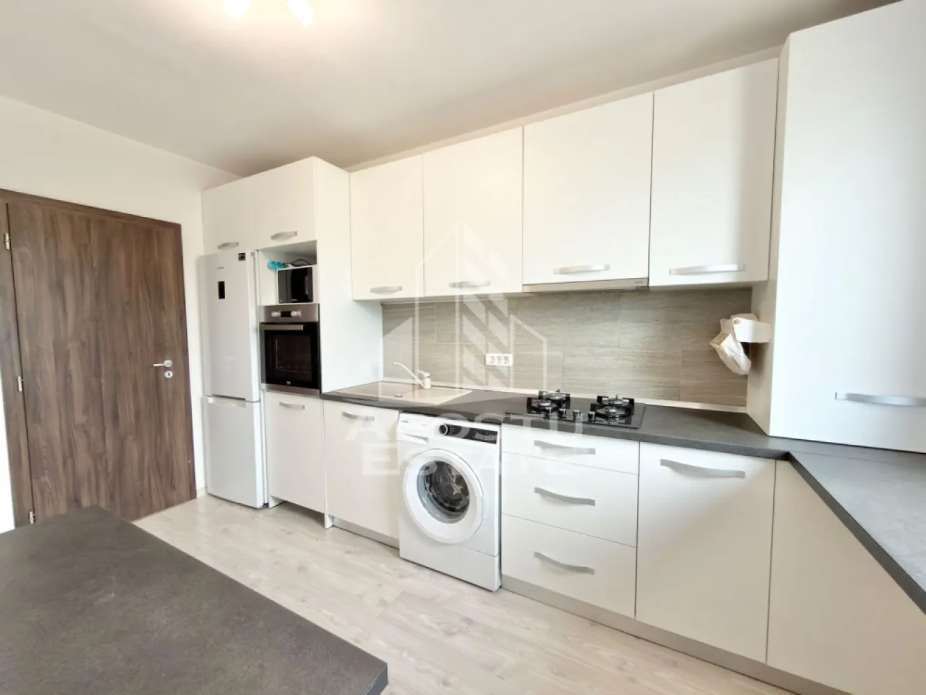 Apartament cu 2 camere mobilat la etajul 2 decomandat in Giroc, asfalt - APOSTU ESTATE va propune spre vanzare un apartament cu 2 camere decomandat, situat in Giroc.
Acest apartament te cucereste prin compartimentarea sa inteligenta si prin zona foarte buna in care se afla, locul perfect pentru a incepe un nou capitol din viata ta.

Drumul de acces spre imobil este asfaltat. In apropiere este un parc la doar cateva minute, iar magazine si supermarket-uri precum Lidl, Profi, Mega Image, Penny, Scoala, Gradinita la o distanta de 3-5 minute, acces facil la mijloace de transport in comun.

Apartamentul se vinde complet mobilat si utilat, precum se observa in imagini.
Imobilul dispune de o suprafata de 53 mp utili si este situat la etajul 2 din 3.

Compartimentare: 
- hol acces.
- living.
- bucatarie inchisa.
- dormitor.
- baie cu geam si cada.
- terasa.

Detalii tehnice:
- constructie realizata din caramida Porotherm de 25 cm.
- exterior izolat cu polistiren de 10 cm eps 80.
- geamuri termopan cu 3 sticle pentru izolare fonica si termica superioara, foarte mari si luminoase.
- centrala proprie pe gaz, sistem de incalzire prin calorifere.
- aparat pentru aer conditionat, amplasat in living.
- aparataje modulare Gewis.
- usa acces securizata, usi interioare Porta Doors.
- electrocasnice noi, in stare perfecta de functionare. (frigider, masina de spalat rufe, masina de uscat rufe, aragaz, cuptor, hota).
- 1 loc de parcare.
Utilitati complete: curent, apa de la retea, canalizare, gaz.
Pentru mai multe detalii nu ezitati sa ne contactati!

Acceptam orice fel de credit bancar. Oferim consultanta si solutii financiare prin colaboratorii nostri pentru a obtine cel mai avantajos credit Ipotecar sau Noua Casa.

Va asteptam cu drag la o vizionare chiar astazi!
CP3068619