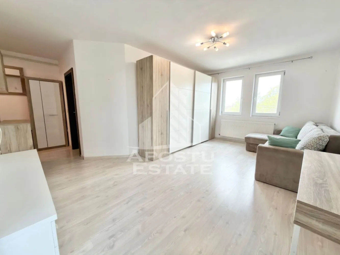 Apartament cu 2 camere mobilat la etajul 2 decomandat in Giroc, asfalt - APOSTU ESTATE va propune spre vanzare un apartament cu 2 camere decomandat, situat in Giroc.
Acest apartament te cucereste prin compartimentarea sa inteligenta si prin zona foarte buna in care se afla, locul perfect pentru a incepe un nou capitol din viata ta.

Drumul de acces spre imobil este asfaltat. In apropiere este un parc la doar cateva minute, iar magazine si supermarket-uri precum Lidl, Profi, Mega Image, Penny, Scoala, Gradinita la o distanta de 3-5 minute, acces facil la mijloace de transport in comun.

Apartamentul se vinde complet mobilat si utilat, precum se observa in imagini.
Imobilul dispune de o suprafata de 53 mp utili si este situat la etajul 2 din 3.

Compartimentare: 
- hol acces.
- living.
- bucatarie inchisa.
- dormitor.
- baie cu geam si cada.
- terasa.

Detalii tehnice:
- constructie realizata din caramida Porotherm de 25 cm.
- exterior izolat cu polistiren de 10 cm eps 80.
- geamuri termopan cu 3 sticle pentru izolare fonica si termica superioara, foarte mari si luminoase.
- centrala proprie pe gaz, sistem de incalzire prin calorifere.
- aparat pentru aer conditionat, amplasat in living.
- aparataje modulare Gewis.
- usa acces securizata, usi interioare Porta Doors.
- electrocasnice noi, in stare perfecta de functionare. (frigider, masina de spalat rufe, masina de uscat rufe, aragaz, cuptor, hota).
- 1 loc de parcare.
Utilitati complete: curent, apa de la retea, canalizare, gaz.
Pentru mai multe detalii nu ezitati sa ne contactati!

Acceptam orice fel de credit bancar. Oferim consultanta si solutii financiare prin colaboratorii nostri pentru a obtine cel mai avantajos credit Ipotecar sau Noua Casa.

Va asteptam cu drag la o vizionare chiar astazi!
CP3068619