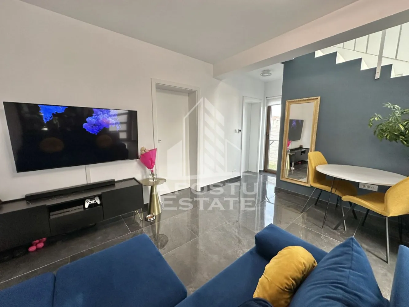 Duplex cu 3 camere si 2 bai complet mobilat si utilat in Giroc. - APOSTU ESTATE va propune spre vanzare un duplex situat in Giroc - Calea Urseni.
Locatia imobilului se potriveste perfect celor ce isi doresc sa se detaseze de agitatia orasului. In apropiere sunt magazine si supermarket-uri precum Profi, Mega Image, scoala si gradinita la o distanta de 5 minute, acces facil la mijloace de transport în comun, distanta pana in statie este de aproximativ 3 minute.

Imobilul dispune de 76 mp utili, este amplasat pe un teren de 150 mp, se vinde complet mobilat si utilat, precum se observa in imagini si este compartimentat astfel:

Parter:
- hol acces.
- living.
- bucatarie inchisa.
- baie cu geam si dus.
- camera tehnica.
- terasa amenajata.

Etaj:
- hol acces
- 2 dormitoare.
- baie cu geam si cada.
- acces in pod.

Detalii tehnice:
Regim de inaltime Parter + Etaj + Pod.
- constructie realizata in anul 2023 din caramida Porotherm de 30 cm.
- izolata cu polistiren de 10cm EPS 85.
- pereti despartitori complet din caramida tencuiti mecanizat finisati cu vopsea lavabila alba.
- placa de beton peste parter izolata cu polistiren de 20 cm EPS 80.
- acoperis de tigla.
- geamuri termopan cu 3 sticle pentru izolare atat fonica cat si termica superioara foarte mari si luminoase dotate cu site si jaluzele.
- mobilier de bucatarie de calitate superioara, realizat pe comanda.
- usa acces de termopan cu geam de sticla securizata usi interioare Porta Doors.
- centrala proprie pe gaz sistem eficient de incalzire in pardoseala cu termostat ambiental separat pentru fiecare incapere.
- aparataje modulare Gewis.
- aparat pentru aer conditionat.
- terasa acoperita special amenajata cu loc pentru luat masa si relaxare.

Utilitati: curent, apa de la retea, canalizare, gaz, internet prin fibra optica, cablu Tv.
Pentru mai multe detalii nu ezitati sa ne contactati!

Acceptam orice fel de credit bancar. Oferim consultanta si solutii financiare prin colaboratorii nostri pentru a obtine cel mai avantajos credit Ipotecar sau Noua Casa.

Va asteptam cu drag la o vizionare chiar astazi!
CP2768450