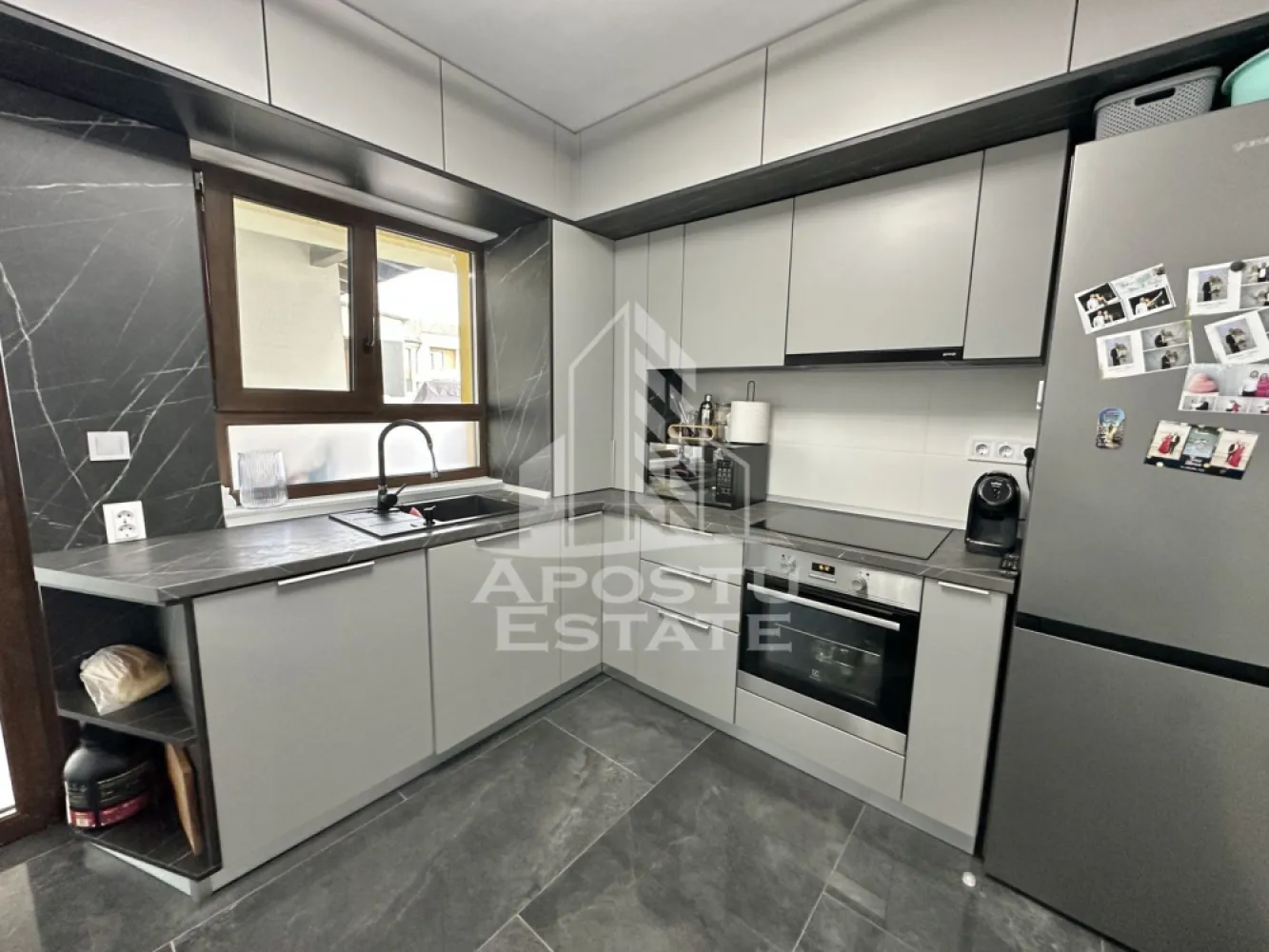 Duplex cu 3 camere si 2 bai complet mobilat si utilat in Giroc. - APOSTU ESTATE va propune spre vanzare un duplex situat in Giroc - Calea Urseni.
Locatia imobilului se potriveste perfect celor ce isi doresc sa se detaseze de agitatia orasului. In apropiere sunt magazine si supermarket-uri precum Profi, Mega Image, scoala si gradinita la o distanta de 5 minute, acces facil la mijloace de transport în comun, distanta pana in statie este de aproximativ 3 minute.

Imobilul dispune de 76 mp utili, este amplasat pe un teren de 150 mp, se vinde complet mobilat si utilat, precum se observa in imagini si este compartimentat astfel:

Parter:
- hol acces.
- living.
- bucatarie inchisa.
- baie cu geam si dus.
- camera tehnica.
- terasa amenajata.

Etaj:
- hol acces
- 2 dormitoare.
- baie cu geam si cada.
- acces in pod.

Detalii tehnice:
Regim de inaltime Parter + Etaj + Pod.
- constructie realizata in anul 2023 din caramida Porotherm de 30 cm.
- izolata cu polistiren de 10cm EPS 85.
- pereti despartitori complet din caramida tencuiti mecanizat finisati cu vopsea lavabila alba.
- placa de beton peste parter izolata cu polistiren de 20 cm EPS 80.
- acoperis de tigla.
- geamuri termopan cu 3 sticle pentru izolare atat fonica cat si termica superioara foarte mari si luminoase dotate cu site si jaluzele.
- mobilier de bucatarie de calitate superioara, realizat pe comanda.
- usa acces de termopan cu geam de sticla securizata usi interioare Porta Doors.
- centrala proprie pe gaz sistem eficient de incalzire in pardoseala cu termostat ambiental separat pentru fiecare incapere.
- aparataje modulare Gewis.
- aparat pentru aer conditionat.
- terasa acoperita special amenajata cu loc pentru luat masa si relaxare.

Utilitati: curent, apa de la retea, canalizare, gaz, internet prin fibra optica, cablu Tv.
Pentru mai multe detalii nu ezitati sa ne contactati!

Acceptam orice fel de credit bancar. Oferim consultanta si solutii financiare prin colaboratorii nostri pentru a obtine cel mai avantajos credit Ipotecar sau Noua Casa.

Va asteptam cu drag la o vizionare chiar astazi!
CP2768450