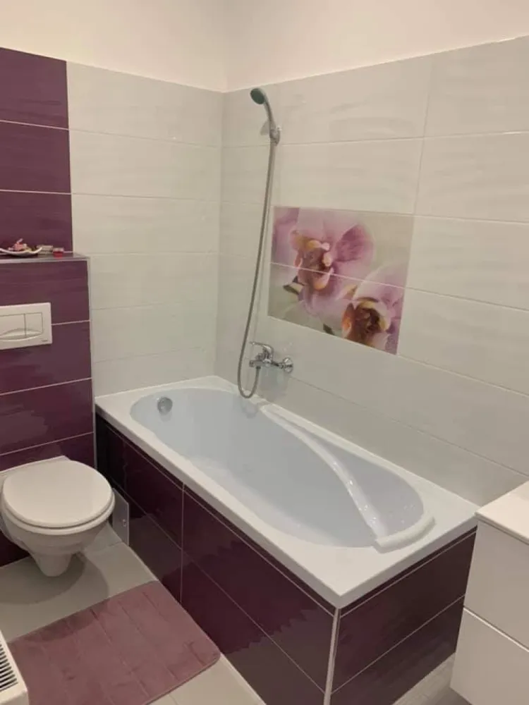 Apartament de vânzare - &nbsp;Apartament 2 camere de vânzare – Ghimbav | Parter | Complet mobilat și utilat | Loc de parcare inclusVă prezentăm un apartament cochet și foarte bine întreținut, situat în Ghimbav, ideal atât pentru locuit, cât și pentru investiție!✨ Detalii proprietate:✔️ 2 camere decomandate✔️ Suprafață utilă: 44 mp✔️ Situat la parter – acces facil și confort sporit✔️ Loc de parcare inclus✔️ Se vinde complet mobilat și utilat – exact ca în poze✔️ Bucătărie complet echipată✔️ Baie modernă✔️ Spații bine compartimentate și luminoase📍 Apartamentul este amplasat într-o zonă liniștită și în continuă dezvoltare, cu acces rapid către Brașov, magazine, transport și alte puncte de interes.Mega Image și Carrefour la 5 min de mers pe jos💯 Avantaje:✅ Mutare imediată fără investiții suplimentare✅ Ideal pentru familie, cuplu sau investiție în regim de închiriere✅ Costuri reduse de întreținere✅ Confort și funcționalitate într-un spațiu eficient organizat📞 Pentru mai multe detalii și programări la vizionare:07339796240 Comision