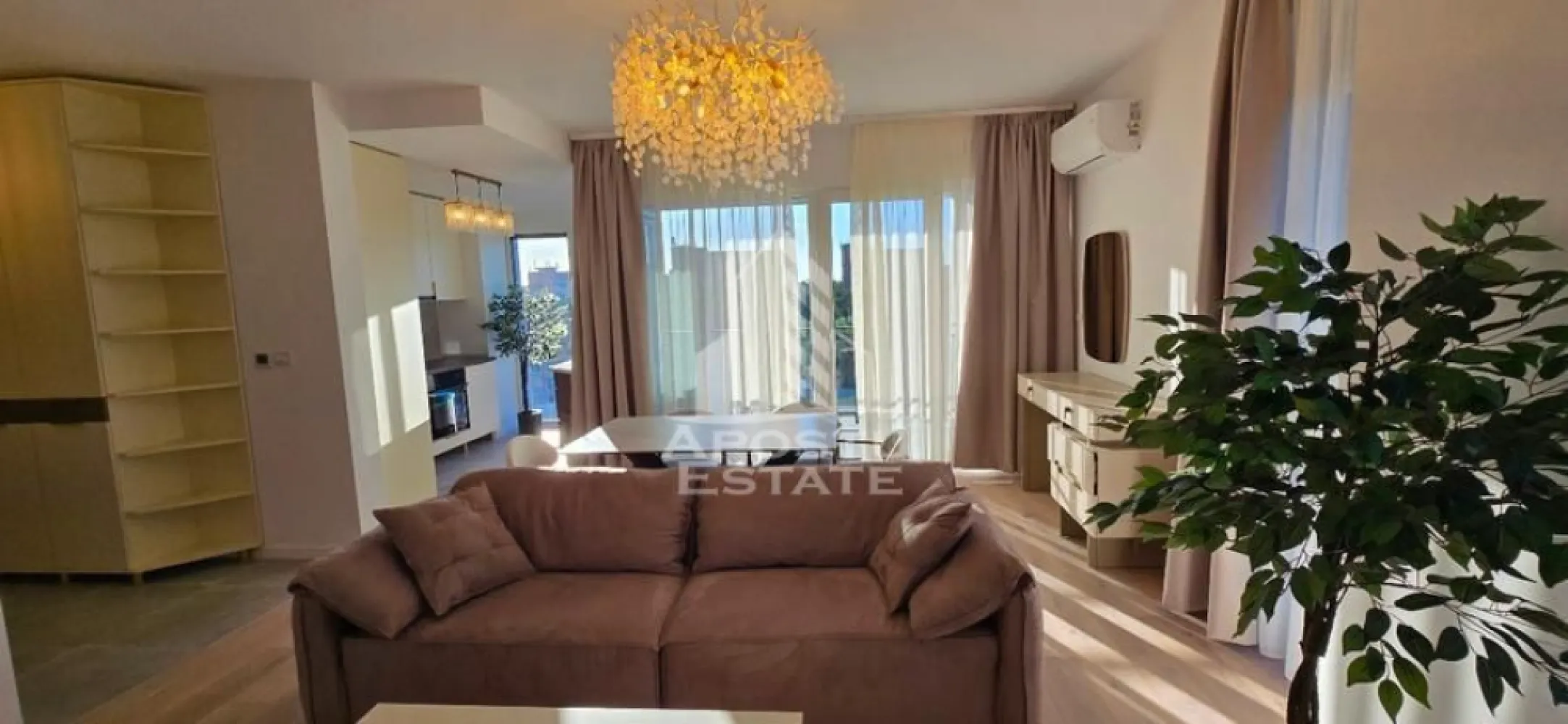 Apartament de lux 2 camere de inchiriat,loc de parcare,Calea Aradului - Agentia imobiliara APOSTU ESTATE va propune spre inchiriere un apartament de lux cu 2 camere, spatios si luminos, situat in zona Aradului, in complexul rezidental Nord One, o zona linistita si bine pozitionata din Timisoara,Timis. Potrivit pentru cupluri,familii , tineri care isi doresc o locuinta unde sa se simta confortabil si cu acces facil catre scoli, statii de autobuz, supermarketuri , magazine de zona, parcuri.

Suprafata utila: 56 mp

Compartimentare eficienta:

-Hol de acces generos

-Bucatarie complet mobilata si utilata

-Dormitor mobilat si utilat

-Living spatios pentru momente de relaxare

-Baie prevazuta cu cada

Confort si facilitati:

-Incalzirea apartamentului: centrala imobil

-Apartamentul este complet mobilat si utilat

Localizare:

-Timis,Timisoara, zona C. Aradului– acces facil spre magazine, supermarketul Kaufland, scoli, parcuri si mijloace de transport in comun.

Ideal pentru:

-Familii

-Cupluri

-Tineri

-Studenti

Disponibilitate: imediata

Pret chirie lunara: 950€ usor negociabil

Programeaza o vizionare pentru a-ti putea imagina viitorul aici!

ID intern: CP3123081