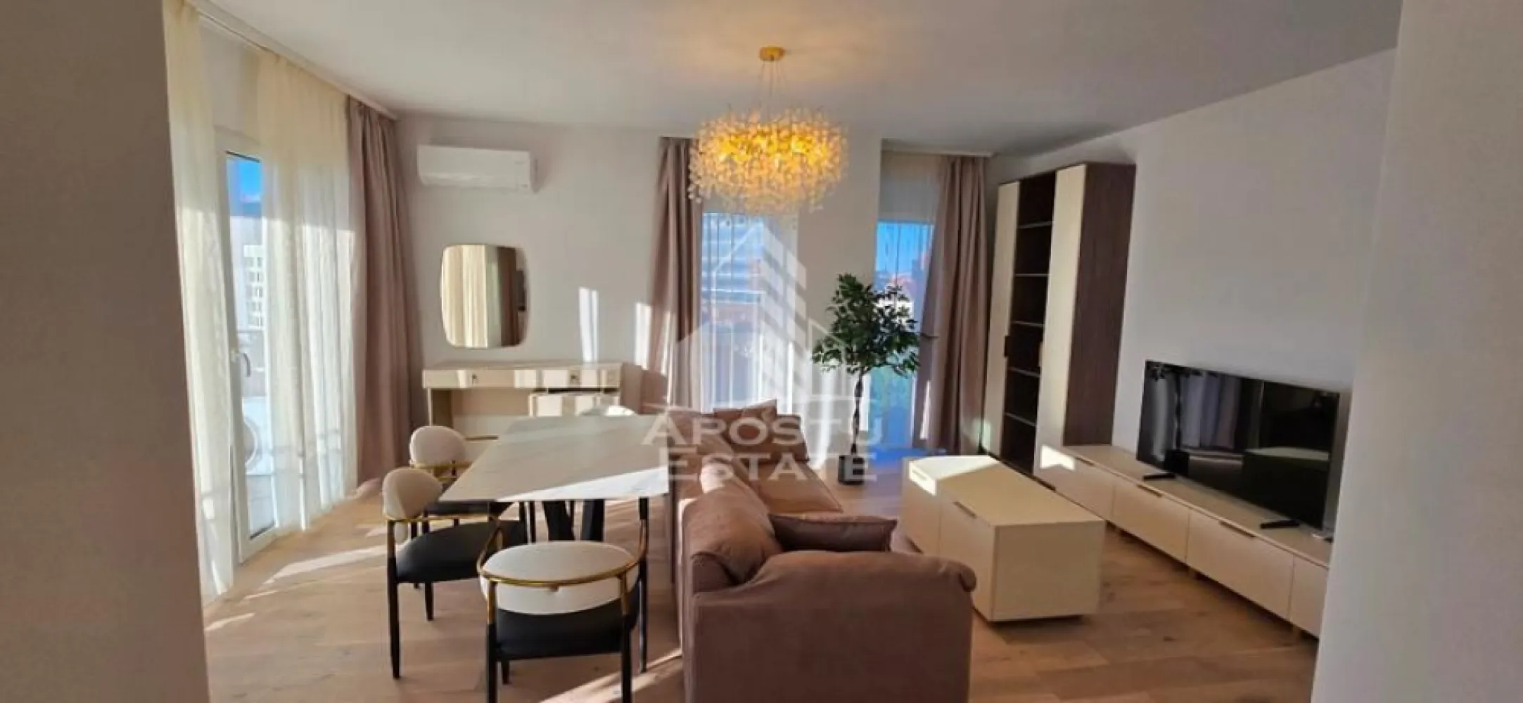 Apartament de lux 2 camere de inchiriat,loc de parcare,Calea Aradului - Agentia imobiliara APOSTU ESTATE va propune spre inchiriere un apartament de lux cu 2 camere, spatios si luminos, situat in zona Aradului, in complexul rezidental Nord One, o zona linistita si bine pozitionata din Timisoara,Timis. Potrivit pentru cupluri,familii , tineri care isi doresc o locuinta unde sa se simta confortabil si cu acces facil catre scoli, statii de autobuz, supermarketuri , magazine de zona, parcuri.

Suprafata utila: 56 mp

Compartimentare eficienta:

-Hol de acces generos

-Bucatarie complet mobilata si utilata

-Dormitor mobilat si utilat

-Living spatios pentru momente de relaxare

-Baie prevazuta cu cada

Confort si facilitati:

-Incalzirea apartamentului: centrala imobil

-Apartamentul este complet mobilat si utilat

Localizare:

-Timis,Timisoara, zona C. Aradului– acces facil spre magazine, supermarketul Kaufland, scoli, parcuri si mijloace de transport in comun.

Ideal pentru:

-Familii

-Cupluri

-Tineri

-Studenti

Disponibilitate: imediata

Pret chirie lunara: 950€ usor negociabil

Programeaza o vizionare pentru a-ti putea imagina viitorul aici!

ID intern: CP3123081