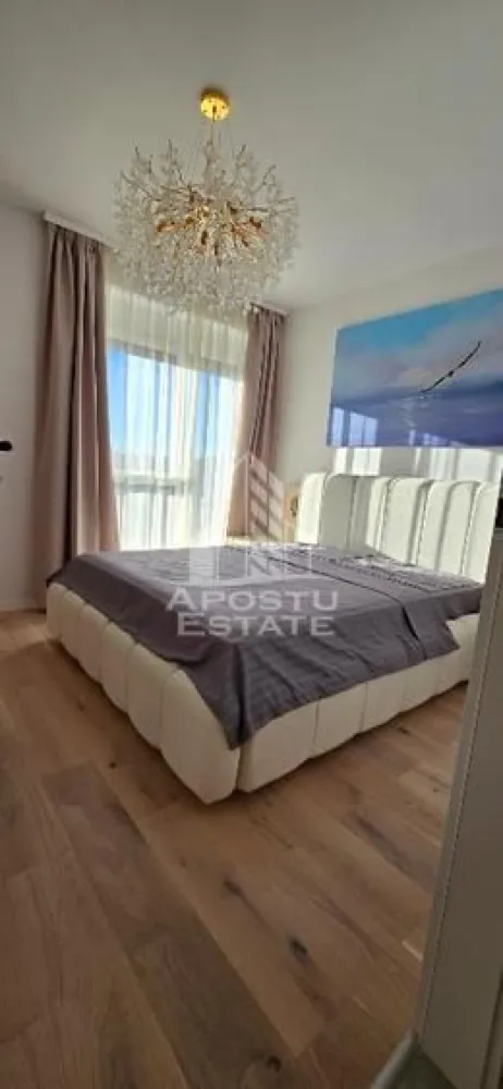 Apartament de lux 2 camere de inchiriat,loc de parcare,Calea Aradului - Agentia imobiliara APOSTU ESTATE va propune spre inchiriere un apartament de lux cu 2 camere, spatios si luminos, situat in zona Aradului, in complexul rezidental Nord One, o zona linistita si bine pozitionata din Timisoara,Timis. Potrivit pentru cupluri,familii , tineri care isi doresc o locuinta unde sa se simta confortabil si cu acces facil catre scoli, statii de autobuz, supermarketuri , magazine de zona, parcuri.

Suprafata utila: 56 mp

Compartimentare eficienta:

-Hol de acces generos

-Bucatarie complet mobilata si utilata

-Dormitor mobilat si utilat

-Living spatios pentru momente de relaxare

-Baie prevazuta cu cada

Confort si facilitati:

-Incalzirea apartamentului: centrala imobil

-Apartamentul este complet mobilat si utilat

Localizare:

-Timis,Timisoara, zona C. Aradului– acces facil spre magazine, supermarketul Kaufland, scoli, parcuri si mijloace de transport in comun.

Ideal pentru:

-Familii

-Cupluri

-Tineri

-Studenti

Disponibilitate: imediata

Pret chirie lunara: 950€ usor negociabil

Programeaza o vizionare pentru a-ti putea imagina viitorul aici!

ID intern: CP3123081