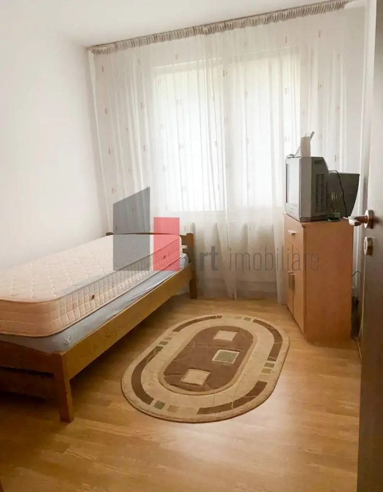 Apartament 3 camere Titan-Sălăjan - Îți dorești echilibrul perfect între confortul de acasă și accesibilitatea urbană? Acest apartament cu 3 camere, situat în zona căutată Titan-Sălăjan, este mai mult decât o simplă locuință – este un spațiu gândit pentru o viață tihnită și organizată.
Poziționat ideal la etajul 1 intr-un imobil de 8 etaje reabilitat termic, apartamentul beneficiază de o structură complet decomandată, oferind intimitate fiecărui membru al familiei. Un aspect esențial care diferențiază această proprietate este soliditatea lucrărilor efectuate: deși renovarea estetică a fost realizată în 2005, aceasta a vizat în primul rând infrastructura. Toate instalațiile electrice și sanitare au fost complet schimbate, asigurându-ți liniștea unei case sigure și durabile.
Confort în orice anotimp
Apartamentul se vinde mobilat și utilat, fiind gata să te primească din prima zi. Te vei bucura de control deplin asupra temperaturii și costurilor datorită centralei termice proprii, iar pentru zilele toride de vară, sistemul de aer condiționat îți va asigura prospețimea de care ai nevoie.
Totul la doar câțiva pași distanță
Timpul este cea mai prețioasă resursă, iar aici îl vei câștiga din plin. Pe o rază de doar 300 de metri, ai acces la tot ce este esențial pentru un stil de viață modern:
Transport: Stația de metrou este la o plimbare scurtă, conectându-te rapid cu restul orașului.
Familie: Grădinița și școala sunt practic în vecinătatea blocului, eliminând stresul traficului de dimineață.
Cumpărături: Supermarketurile din proximitate fac aprovizionarea extrem de simplă.