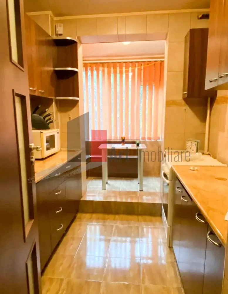 Apartament 3 camere Titan-Sălăjan - Îți dorești echilibrul perfect între confortul de acasă și accesibilitatea urbană? Acest apartament cu 3 camere, situat în zona căutată Titan-Sălăjan, este mai mult decât o simplă locuință – este un spațiu gândit pentru o viață tihnită și organizată.
Poziționat ideal la etajul 1 intr-un imobil de 8 etaje reabilitat termic, apartamentul beneficiază de o structură complet decomandată, oferind intimitate fiecărui membru al familiei. Un aspect esențial care diferențiază această proprietate este soliditatea lucrărilor efectuate: deși renovarea estetică a fost realizată în 2005, aceasta a vizat în primul rând infrastructura. Toate instalațiile electrice și sanitare au fost complet schimbate, asigurându-ți liniștea unei case sigure și durabile.
Confort în orice anotimp
Apartamentul se vinde mobilat și utilat, fiind gata să te primească din prima zi. Te vei bucura de control deplin asupra temperaturii și costurilor datorită centralei termice proprii, iar pentru zilele toride de vară, sistemul de aer condiționat îți va asigura prospețimea de care ai nevoie.
Totul la doar câțiva pași distanță
Timpul este cea mai prețioasă resursă, iar aici îl vei câștiga din plin. Pe o rază de doar 300 de metri, ai acces la tot ce este esențial pentru un stil de viață modern:
Transport: Stația de metrou este la o plimbare scurtă, conectându-te rapid cu restul orașului.
Familie: Grădinița și școala sunt practic în vecinătatea blocului, eliminând stresul traficului de dimineață.
Cumpărături: Supermarketurile din proximitate fac aprovizionarea extrem de simplă.