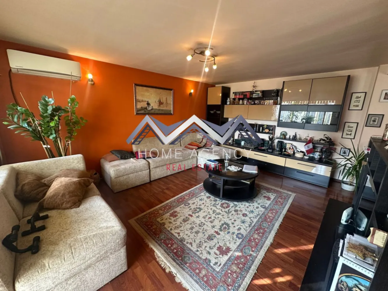Apartament 4 camere ULTRACENTRAL Otopeni | lângă școală - Vă propunem, spre vânzare, un apartament foarte spațios de 4 camere, decomandat, în suprafață de 91.55 mp utili și două balcoane închise, aflat la etajul 1 al unui bloc cu 3 niveluri, bine întreținut și anvelopat. O locuință ideală pentru familiile care își doresc confort, spațiu și acces rapid la puncte de interes esențiale din zonă.

Holul de acces este amplu și bine delimitat, oferind o tranziție plăcută către zona de zi. Bucătăria, retrasă față de living, este bine organizată și oferă posibilitatea de a fi închisă complet, dacă viitorii proprietari își doresc un spațiu separat de gătit. Livingul, luminos și generos, are deschidere către un balcon închis foarte spațios, care poate servi ca zonă de relaxare, birou sau spațiu suplimentar pentru depozitare.

Zona de odihnă este inteligent separată de restul locuinței printr-o ușă, asigurând liniște deplină și intimitate. Un hol secundar generos oferă acces către cele trei dormitoare, dintre care unul beneficiază de balcon propriu închis. Baia este luminată natural, fiind dotată cu fereastră și cadă.

Clădirea este anvelopată și foarte bine izolată atât la exterior, cât și suplimentar la interior (vată minerală + rigips), ceea ce asigură un confort termic sporit și costuri reduse de întreținere. Scara blocului este curată și întreținută.

Localizarea reprezintă un avantaj major: apartamentul se află chiar vizavi de școală - Liceul Teoretic "Ioan Petruș" și câteva minute de mers pe jos de Grădinița Nr. 1 cu program prelungit, 1 minut de mers pe jos de viitoarea stație de metrou, și în imediata apropiere a magazinelor, restaurantelor, pieței, stațiilor de transport în comun și altor facilități esențiale, precum și DN1, Aeroport, Centură etc.

O proprietate foarte bine compartimentată, luminoasă și bine proporționată, într-un imobil îngrijit, perfectă pentru o familie care caută un cămin stabil, spațios și bine amplasat în zona ultracentrală a orașului Otopeni.

Programează acum o vizionare!