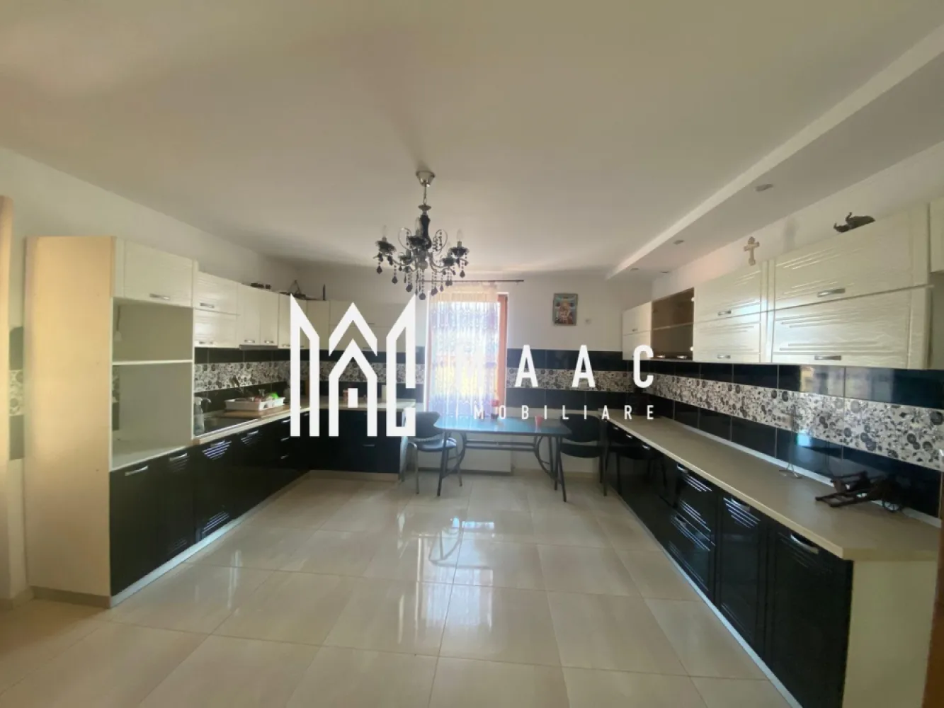 Casa individuală 5 camere I Curte I Utilități I Rasinari - MAAC Imobiliare vă prezintă o casă individuală elegantă, situată într-o zonă bună din Rășinari, pe stradă privată, oferind liniște, intimitate și un cadru rezidențial deosebit, la mică distanță de Sibiu.

Suprafețe conform Cărții Funciare:
Suprafață teren: 567 mp
Suprafață construită desfășurată: aproximativ 297 mp

Compartimentare:

Parter:
-Living
-Bucătărie separată
-Dormitor / birou
-Baie

Etaj:
-3 dormitoare luminoase
-Dressing generos
-Baie

Facilități și avantaje:
-Bucătărie de vară
-Anexe
-Curte privată
-Acces exclusiv pe stradă privată, pentru un plus de confort și siguranță

Proprietatea este intabulată, cu acte la zi, și reprezintă o alegere excelentă atât pentru locuință de familie, cât și pentru investiție sau reședință de vacanță, într-una dintre cele mai căutate zone din apropierea Sibiului.

Pentru detalii suplimentare și pentru programarea unei vizionări private, vă rugăm să menționați telefonic că ați văzut proprietatea cu numărul de CP: CP2889012.