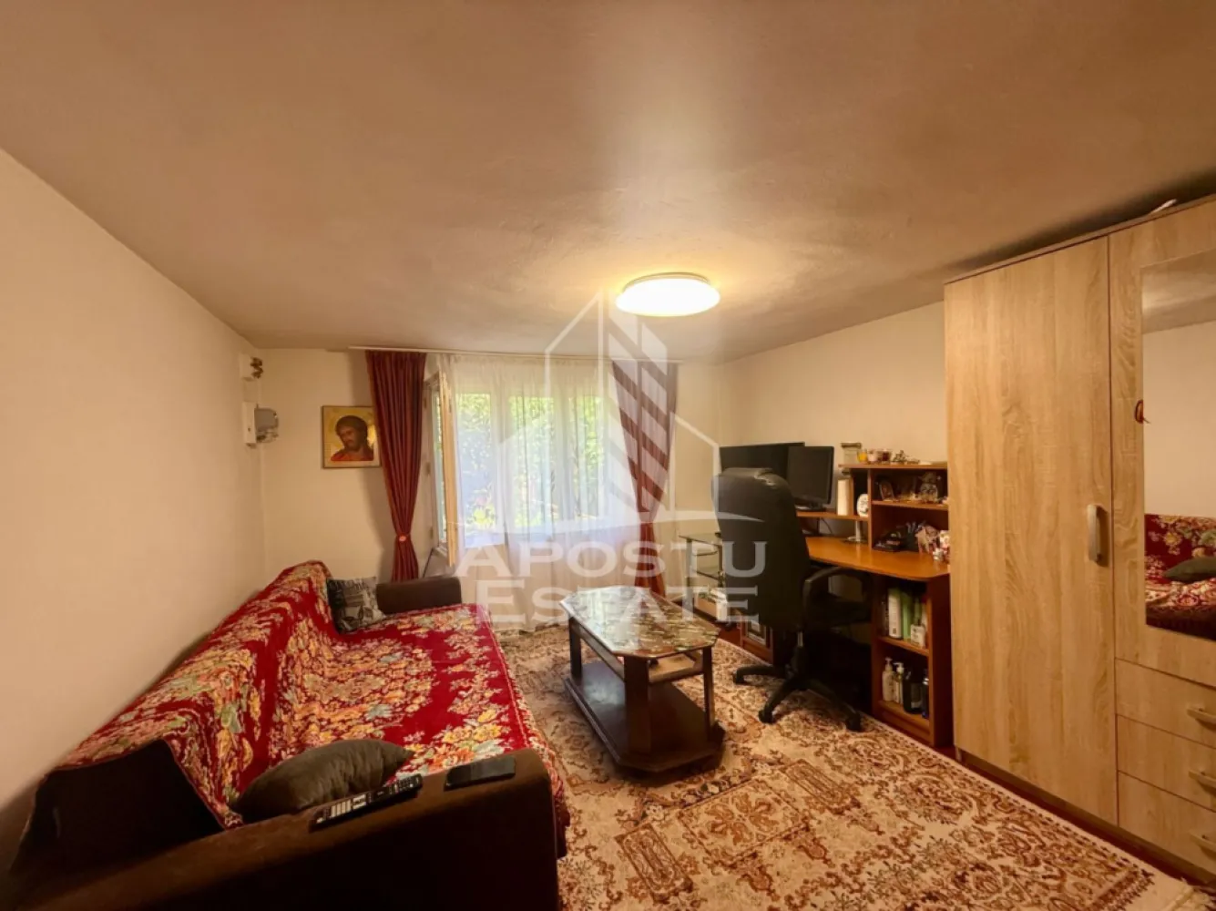 Casa individuala cu teren de vanzare, zona Plopi Timisoara - Agentia imobiliara APOSTU ESTATE va propune spre vanzare o casa individuala situata in zona Plopi din Timisoara, judetul Timis. 
Terenul aferent proprietatii este de 421 mp, cu un front stradal de aproximativ 15 m. 
Constructia a fost realizata etapizat, fiind construita atat din caramida veche, caramida Porotherm, boltari de beton si BCA. 
Suprafata utila a constructiei este de aproximativ 200mp (dintre care intabulati 35mp, pentru diferenta exista proiect si va fi predat noului proprietar). 
Curtea libera este amenajata cu spatii verzi si vegetatie matura. 

Va asteptam cu drag la o vizionare!