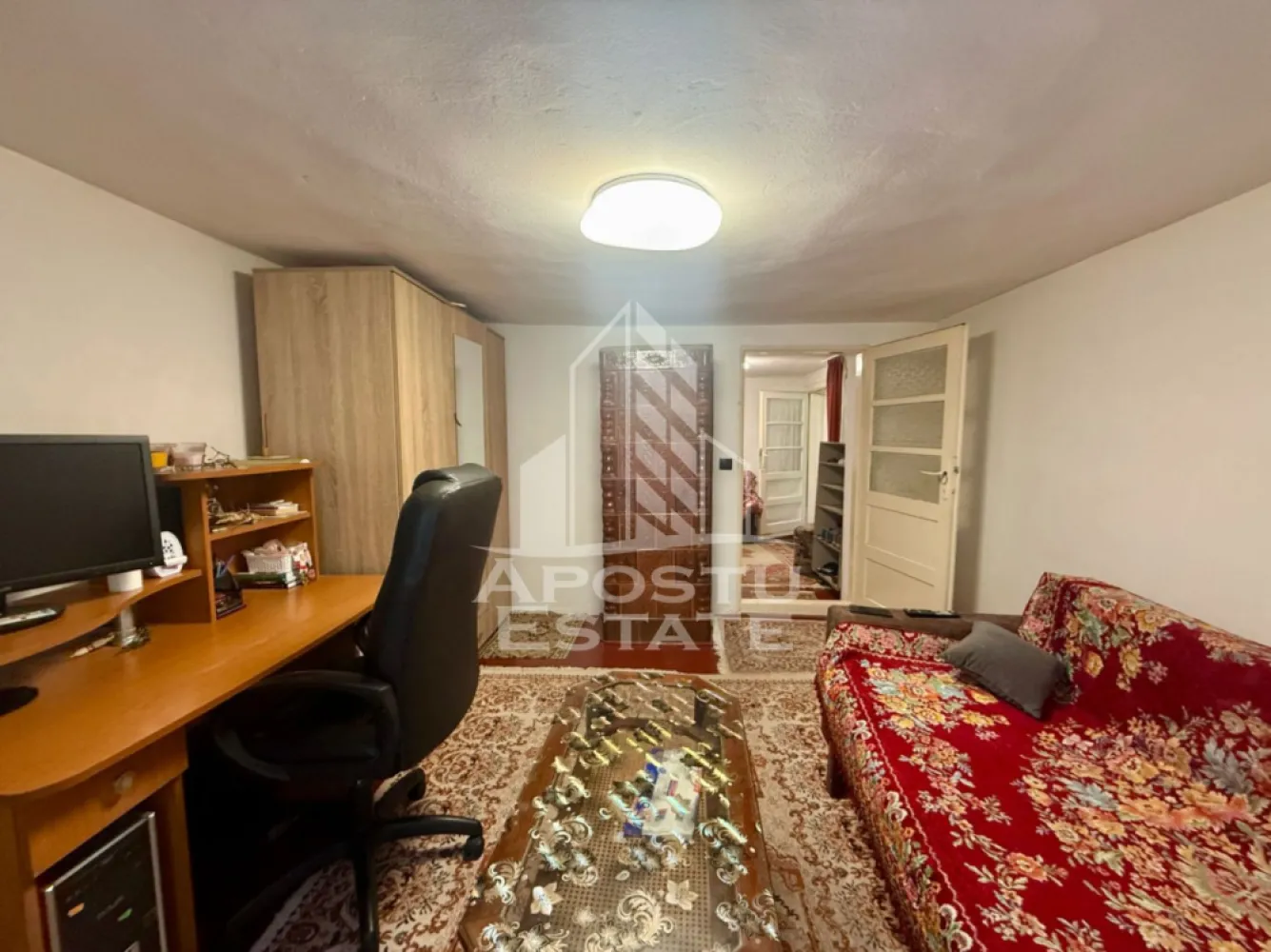 Casa individuala cu teren de vanzare, zona Plopi Timisoara - Agentia imobiliara APOSTU ESTATE va propune spre vanzare o casa individuala situata in zona Plopi din Timisoara, judetul Timis. 
Terenul aferent proprietatii este de 421 mp, cu un front stradal de aproximativ 15 m. 
Constructia a fost realizata etapizat, fiind construita atat din caramida veche, caramida Porotherm, boltari de beton si BCA. 
Suprafata utila a constructiei este de aproximativ 200mp (dintre care intabulati 35mp, pentru diferenta exista proiect si va fi predat noului proprietar). 
Curtea libera este amenajata cu spatii verzi si vegetatie matura. 

Va asteptam cu drag la o vizionare!