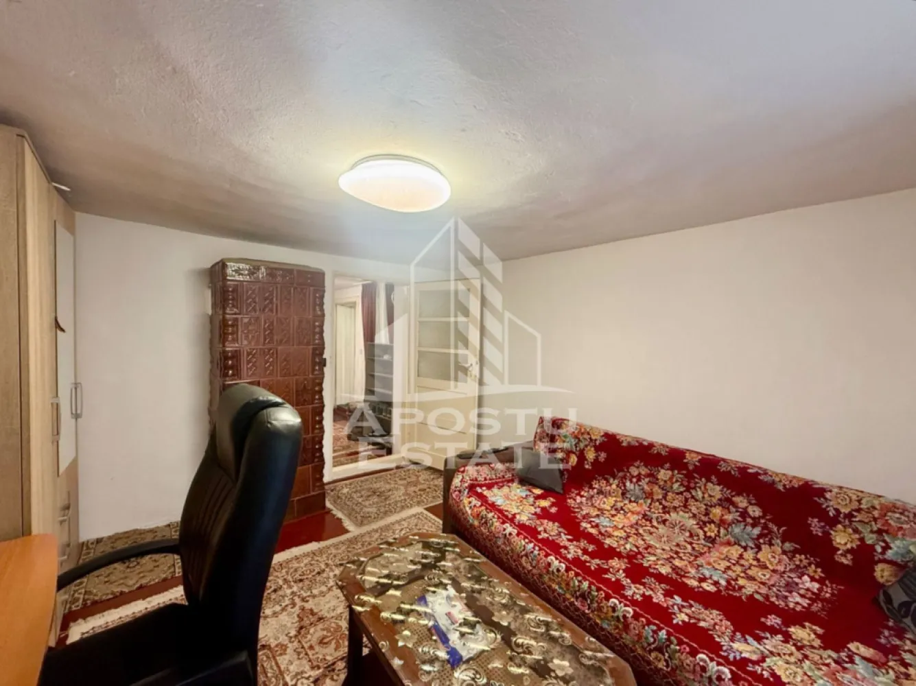 Casa individuala cu teren de vanzare, zona Plopi Timisoara - Agentia imobiliara APOSTU ESTATE va propune spre vanzare o casa individuala situata in zona Plopi din Timisoara, judetul Timis. 
Terenul aferent proprietatii este de 421 mp, cu un front stradal de aproximativ 15 m. 
Constructia a fost realizata etapizat, fiind construita atat din caramida veche, caramida Porotherm, boltari de beton si BCA. 
Suprafata utila a constructiei este de aproximativ 200mp (dintre care intabulati 35mp, pentru diferenta exista proiect si va fi predat noului proprietar). 
Curtea libera este amenajata cu spatii verzi si vegetatie matura. 

Va asteptam cu drag la o vizionare!