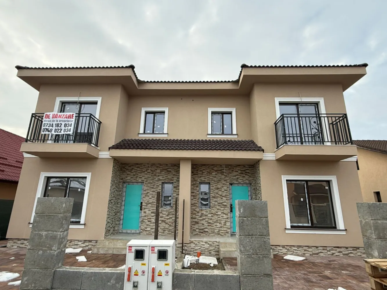 Duplex P+1, direct de la proprietar - ‼️ DIRECT DE LA PROPRIETAR ‼️Duplex P+1, de vânzare, Mosnita Noua, situat într-o zonă liniștită ce oferă acces facil către puncte de interes: centru comercial ( Auchan, Mega Image, Profi, eso, Banca Transilvania, Jysk, Sinsay, și multe altele), grădinița, farmacii, transport în comun.PREȚ: 225.000€Acesta este potrivit pentru familii, fiind foarte spațios și compartimentat în felul următor: etajul are 3 camere, plus o baie cu jacuzzi, acces la pod, iar parterul are o bucătărie închisă, un living spațios, de asemenea cu acces către terasă, o baie cu duș, o cameră care poate fii birou sau un dormitor, în total dispuneți de 116 mp utili.Curtea este una spațioasă, suprafață totală a proprietății fiind de 384 mp.Ca și dotări, acest imobil vă oferă încălzire în pardoseală pe întreaga suprafață și 3 locuri de parcare.Imobilul dispune de curent electric, gaz, apă (de la rețea și foraj), canalizarea la rețea publică, fibra optică.Pentru mai multe detalii, dar și pentru o programare la vizionare, puteți să sunați la numerele de telefon: 0768022034 și 0734182034, disponibile chiar și în weekend.