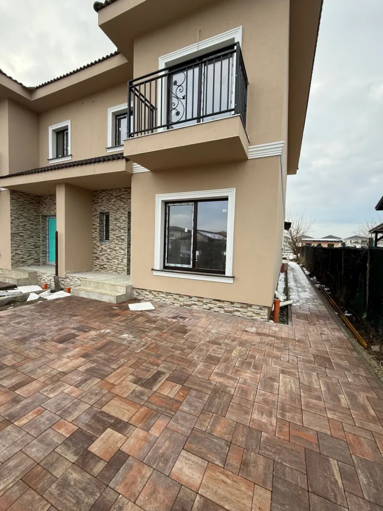 Duplex P+1, direct de la proprietar - ‼️ DIRECT DE LA PROPRIETAR ‼️Duplex P+1, de vânzare, Mosnita Noua, situat într-o zonă liniștită ce oferă acces facil către puncte de interes: centru comercial ( Auchan, Mega Image, Profi, eso, Banca Transilvania, Jysk, Sinsay, și multe altele), grădinița, farmacii, transport în comun.PREȚ: 225.000€Acesta este potrivit pentru familii, fiind foarte spațios și compartimentat în felul următor: etajul are 3 camere, plus o baie cu jacuzzi, acces la pod, iar parterul are o bucătărie închisă, un living spațios, de asemenea cu acces către terasă, o baie cu duș, o cameră care poate fii birou sau un dormitor, în total dispuneți de 116 mp utili.Curtea este una spațioasă, suprafață totală a proprietății fiind de 384 mp.Ca și dotări, acest imobil vă oferă încălzire în pardoseală pe întreaga suprafață și 3 locuri de parcare.Imobilul dispune de curent electric, gaz, apă (de la rețea și foraj), canalizarea la rețea publică, fibra optică.Pentru mai multe detalii, dar și pentru o programare la vizionare, puteți să sunați la numerele de telefon: 0768022034 și 0734182034, disponibile chiar și în weekend.