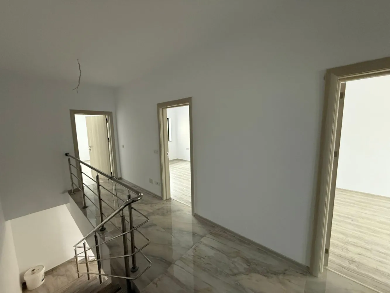 Duplex P+1, direct de la proprietar - ‼️ DIRECT DE LA PROPRIETAR ‼️Duplex P+1, de vânzare, Mosnita Noua, situat într-o zonă liniștită ce oferă acces facil către puncte de interes: centru comercial ( Auchan, Mega Image, Profi, eso, Banca Transilvania, Jysk, Sinsay, și multe altele), grădinița, farmacii, transport în comun.PREȚ: 225.000€Acesta este potrivit pentru familii, fiind foarte spațios și compartimentat în felul următor: etajul are 3 camere, plus o baie cu jacuzzi, acces la pod, iar parterul are o bucătărie închisă, un living spațios, de asemenea cu acces către terasă, o baie cu duș, o cameră care poate fii birou sau un dormitor, în total dispuneți de 116 mp utili.Curtea este una spațioasă, suprafață totală a proprietății fiind de 384 mp.Ca și dotări, acest imobil vă oferă încălzire în pardoseală pe întreaga suprafață și 3 locuri de parcare.Imobilul dispune de curent electric, gaz, apă (de la rețea și foraj), canalizarea la rețea publică, fibra optică.Pentru mai multe detalii, dar și pentru o programare la vizionare, puteți să sunați la numerele de telefon: 0768022034 și 0734182034, disponibile chiar și în weekend.