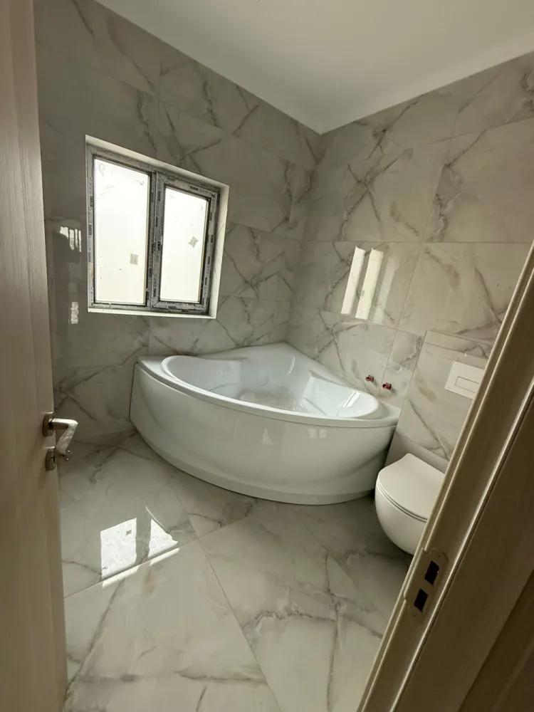 Duplex P+1, direct de la proprietar - ‼️ DIRECT DE LA PROPRIETAR ‼️Duplex P+1, de vânzare, Mosnita Noua, situat într-o zonă liniștită ce oferă acces facil către puncte de interes: centru comercial ( Auchan, Mega Image, Profi, eso, Banca Transilvania, Jysk, Sinsay, și multe altele), grădinița, farmacii, transport în comun.PREȚ: 225.000€Acesta este potrivit pentru familii, fiind foarte spațios și compartimentat în felul următor: etajul are 3 camere, plus o baie cu jacuzzi, acces la pod, iar parterul are o bucătărie închisă, un living spațios, de asemenea cu acces către terasă, o baie cu duș, o cameră care poate fii birou sau un dormitor, în total dispuneți de 116 mp utili.Curtea este una spațioasă, suprafață totală a proprietății fiind de 384 mp.Ca și dotări, acest imobil vă oferă încălzire în pardoseală pe întreaga suprafață și 3 locuri de parcare.Imobilul dispune de curent electric, gaz, apă (de la rețea și foraj), canalizarea la rețea publică, fibra optică.Pentru mai multe detalii, dar și pentru o programare la vizionare, puteți să sunați la numerele de telefon: 0768022034 și 0734182034, disponibile chiar și în weekend.