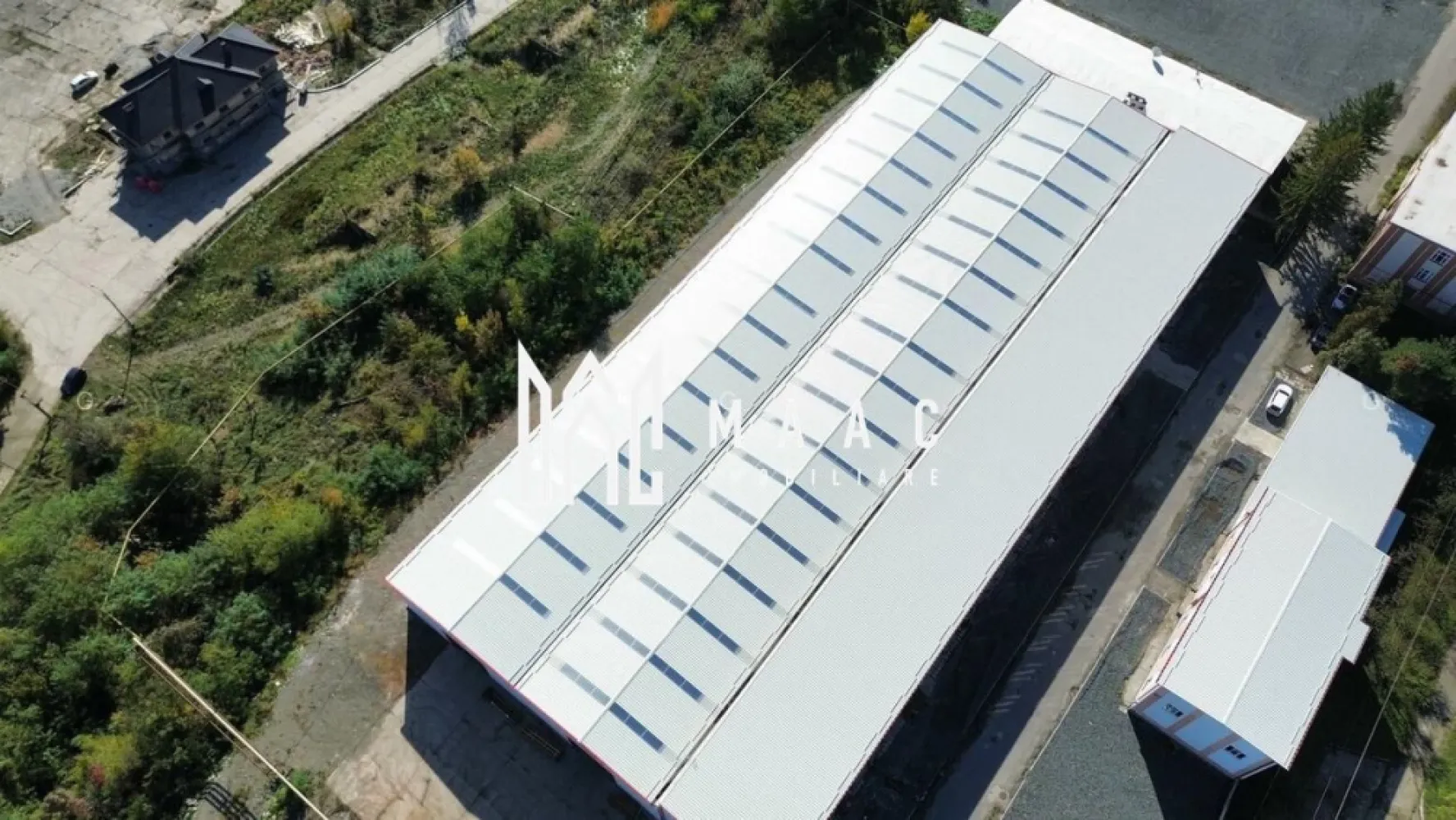 Hala producție I 6857 mp I Acces TIR I Pod Rulant I Mârșa - MAAC Imobiliare prezintă spre închiriere o hală industrială modernizată în 2024, situată în Parcul Industrial din satul Marșa, orașul Avrig, jud. Sibiu, cu acces facil direct din DJ 105G.
O proprietate de clasă industrială B, pregătită pentru operațiuni complexe de producție, logistică, depozitare sau distribuție. 

Caracteristici generale
- Acces pe drum betonat pentru autoturisme, autoutilitare, TIR și pietonal
- Potrivită pentru activități industriale, logistice sau comerciale
- Infrastructură modernizată, adaptată fluxurilor de lucru intensive

Specificatii tehnice – Clădire clasa B
- Structură în cadre, îmbrăcate cu panouri sandwich de 10 cm și 8 cm
- Suprafață totală: 6.857 mp, 5493 mp parter- productie, 1364 mp etaj- pretabil birouri.
- Stâlpi și grinzi din beton, grid structural 11,4 m x 17,3 m
- Pardoseală industrială din beton, capacitate 6 tone/mp
- Înălțime utilă hală: 7,7 m

Echipamente industriale
- 3 poduri rulante:
- 2 x 12,5 tone, înălțime până la cârlig: 5,51 m
- 1 x 5 tone, înălțime până la cârlig: 4,96 m
- 2 macarale la sol, braț rotativ, capacitate 2 tone
- Înălțime utilă pod rulant: 5,52 m

Acces și infrastructură
- Porți industriale: 4,47 m / 5,84 m
- Uși industriale automatizate, tip drive‑in
- Iluminat industrial LED
- Alimentare electrică cu contoare separate
- Alimentare cu apă industrială
- Posibilitate racordare la gaz, telefonie și internet

Informații financiare
- Prețul afișat reprezintă o valoare orientativă pentru un spațiu cu dotări standard
- Costurile operaționale, impozitul și asigurarea nu sunt incluse
- Prețul final se stabilește în funcție de:
- cerințele specifice ale chiriașului
- investițiile suplimentare necesare
- durata contractuală asumată

Pentru mai multe detalii și pentru a programa o vizionare, contactați MAAC Imobiliare specificând ID CP2889727.