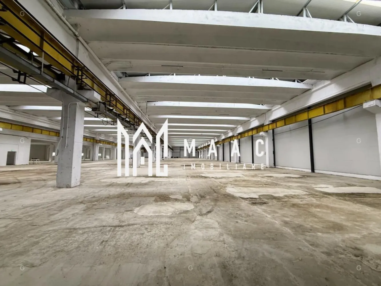 Hala producție I 6857 mp I Acces TIR I Pod Rulant I Mârșa - MAAC Imobiliare prezintă spre închiriere o hală industrială modernizată în 2024, situată în Parcul Industrial din satul Marșa, orașul Avrig, jud. Sibiu, cu acces facil direct din DJ 105G.
O proprietate de clasă industrială B, pregătită pentru operațiuni complexe de producție, logistică, depozitare sau distribuție. 

Caracteristici generale
- Acces pe drum betonat pentru autoturisme, autoutilitare, TIR și pietonal
- Potrivită pentru activități industriale, logistice sau comerciale
- Infrastructură modernizată, adaptată fluxurilor de lucru intensive

Specificatii tehnice – Clădire clasa B
- Structură în cadre, îmbrăcate cu panouri sandwich de 10 cm și 8 cm
- Suprafață totală: 6.857 mp, 5493 mp parter- productie, 1364 mp etaj- pretabil birouri.
- Stâlpi și grinzi din beton, grid structural 11,4 m x 17,3 m
- Pardoseală industrială din beton, capacitate 6 tone/mp
- Înălțime utilă hală: 7,7 m

Echipamente industriale
- 3 poduri rulante:
- 2 x 12,5 tone, înălțime până la cârlig: 5,51 m
- 1 x 5 tone, înălțime până la cârlig: 4,96 m
- 2 macarale la sol, braț rotativ, capacitate 2 tone
- Înălțime utilă pod rulant: 5,52 m

Acces și infrastructură
- Porți industriale: 4,47 m / 5,84 m
- Uși industriale automatizate, tip drive‑in
- Iluminat industrial LED
- Alimentare electrică cu contoare separate
- Alimentare cu apă industrială
- Posibilitate racordare la gaz, telefonie și internet

Informații financiare
- Prețul afișat reprezintă o valoare orientativă pentru un spațiu cu dotări standard
- Costurile operaționale, impozitul și asigurarea nu sunt incluse
- Prețul final se stabilește în funcție de:
- cerințele specifice ale chiriașului
- investițiile suplimentare necesare
- durata contractuală asumată

Pentru mai multe detalii și pentru a programa o vizionare, contactați MAAC Imobiliare specificând ID CP2889727.