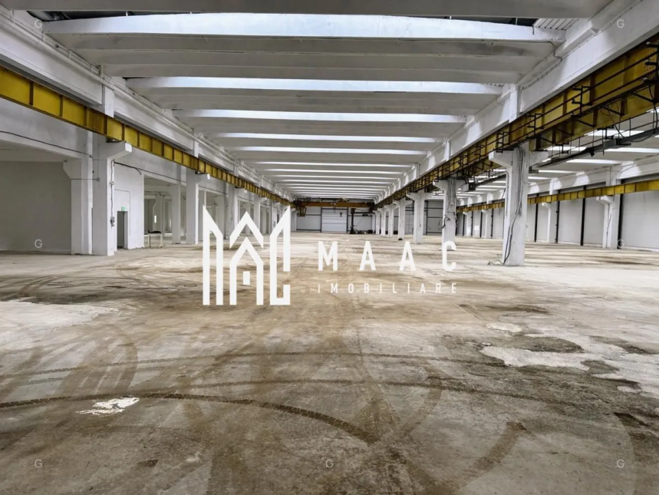 Hala producție I 6857 mp I Acces TIR I Pod Rulant I Mârșa - MAAC Imobiliare prezintă spre închiriere o hală industrială modernizată în 2024, situată în Parcul Industrial din satul Marșa, orașul Avrig, jud. Sibiu, cu acces facil direct din DJ 105G.
O proprietate de clasă industrială B, pregătită pentru operațiuni complexe de producție, logistică, depozitare sau distribuție. 

Caracteristici generale
- Acces pe drum betonat pentru autoturisme, autoutilitare, TIR și pietonal
- Potrivită pentru activități industriale, logistice sau comerciale
- Infrastructură modernizată, adaptată fluxurilor de lucru intensive

Specificatii tehnice – Clădire clasa B
- Structură în cadre, îmbrăcate cu panouri sandwich de 10 cm și 8 cm
- Suprafață totală: 6.857 mp, 5493 mp parter- productie, 1364 mp etaj- pretabil birouri.
- Stâlpi și grinzi din beton, grid structural 11,4 m x 17,3 m
- Pardoseală industrială din beton, capacitate 6 tone/mp
- Înălțime utilă hală: 7,7 m

Echipamente industriale
- 3 poduri rulante:
- 2 x 12,5 tone, înălțime până la cârlig: 5,51 m
- 1 x 5 tone, înălțime până la cârlig: 4,96 m
- 2 macarale la sol, braț rotativ, capacitate 2 tone
- Înălțime utilă pod rulant: 5,52 m

Acces și infrastructură
- Porți industriale: 4,47 m / 5,84 m
- Uși industriale automatizate, tip drive‑in
- Iluminat industrial LED
- Alimentare electrică cu contoare separate
- Alimentare cu apă industrială
- Posibilitate racordare la gaz, telefonie și internet

Informații financiare
- Prețul afișat reprezintă o valoare orientativă pentru un spațiu cu dotări standard
- Costurile operaționale, impozitul și asigurarea nu sunt incluse
- Prețul final se stabilește în funcție de:
- cerințele specifice ale chiriașului
- investițiile suplimentare necesare
- durata contractuală asumată

Pentru mai multe detalii și pentru a programa o vizionare, contactați MAAC Imobiliare specificând ID CP2889727.