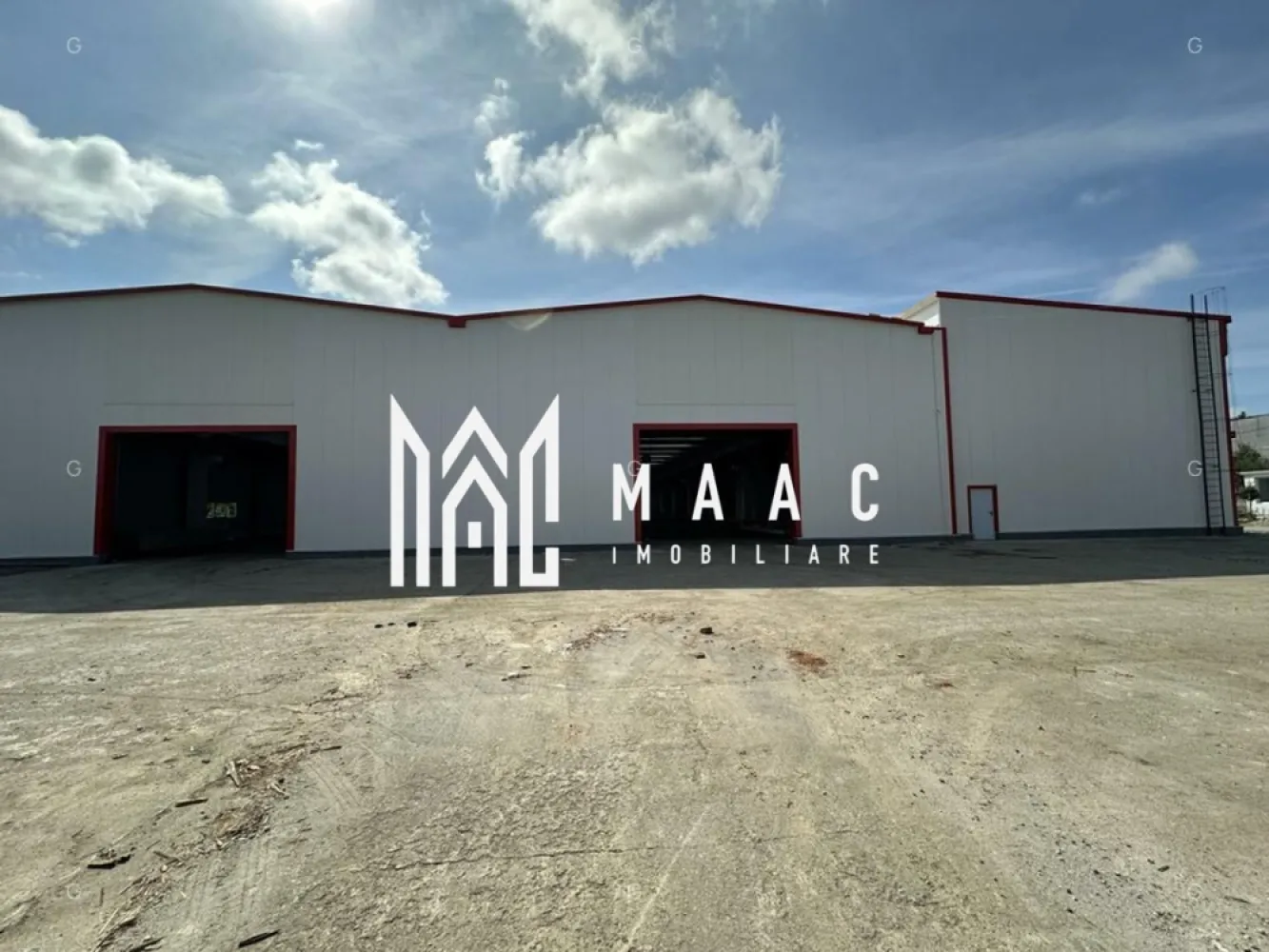 Hala producție I 6857 mp I Acces TIR I Pod Rulant I Mârșa - MAAC Imobiliare prezintă spre închiriere o hală industrială modernizată în 2024, situată în Parcul Industrial din satul Marșa, orașul Avrig, jud. Sibiu, cu acces facil direct din DJ 105G.
O proprietate de clasă industrială B, pregătită pentru operațiuni complexe de producție, logistică, depozitare sau distribuție. 

Caracteristici generale
- Acces pe drum betonat pentru autoturisme, autoutilitare, TIR și pietonal
- Potrivită pentru activități industriale, logistice sau comerciale
- Infrastructură modernizată, adaptată fluxurilor de lucru intensive

Specificatii tehnice – Clădire clasa B
- Structură în cadre, îmbrăcate cu panouri sandwich de 10 cm și 8 cm
- Suprafață totală: 6.857 mp, 5493 mp parter- productie, 1364 mp etaj- pretabil birouri.
- Stâlpi și grinzi din beton, grid structural 11,4 m x 17,3 m
- Pardoseală industrială din beton, capacitate 6 tone/mp
- Înălțime utilă hală: 7,7 m

Echipamente industriale
- 3 poduri rulante:
- 2 x 12,5 tone, înălțime până la cârlig: 5,51 m
- 1 x 5 tone, înălțime până la cârlig: 4,96 m
- 2 macarale la sol, braț rotativ, capacitate 2 tone
- Înălțime utilă pod rulant: 5,52 m

Acces și infrastructură
- Porți industriale: 4,47 m / 5,84 m
- Uși industriale automatizate, tip drive‑in
- Iluminat industrial LED
- Alimentare electrică cu contoare separate
- Alimentare cu apă industrială
- Posibilitate racordare la gaz, telefonie și internet

Informații financiare
- Prețul afișat reprezintă o valoare orientativă pentru un spațiu cu dotări standard
- Costurile operaționale, impozitul și asigurarea nu sunt incluse
- Prețul final se stabilește în funcție de:
- cerințele specifice ale chiriașului
- investițiile suplimentare necesare
- durata contractuală asumată

Pentru mai multe detalii și pentru a programa o vizionare, contactați MAAC Imobiliare specificând ID CP2889727.
