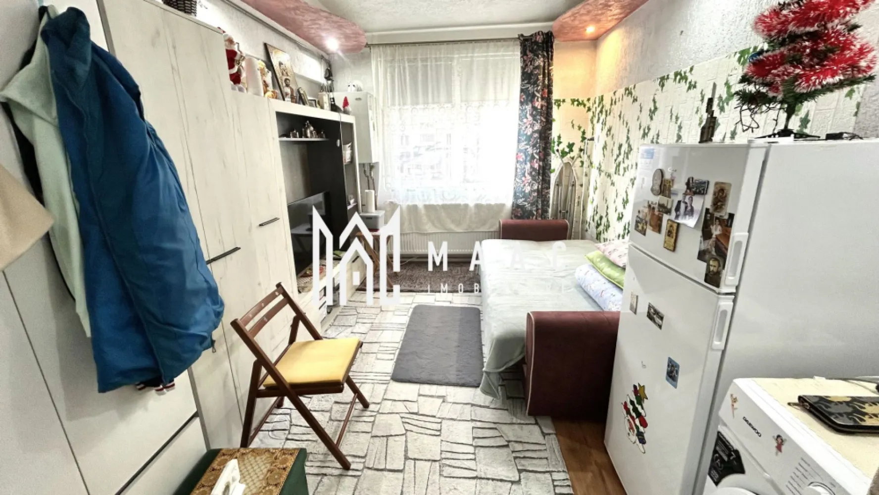 Garsonieră | Parter | Ideală pentru locuire sau investiție | Lazaret - Maac Imobiliare prezintă spre vânzare o garsonieră modernă, situată în zona Ipas din Sibiu, amplasată la parterul unui imobil cu 4 etaje . Proprietatea este ideală atât pentru locuire personală, cât și pentru investiție în regim de închiriere.

Garsoniera are o suprafață utilă de 22 mp și se vinde complet mobilată și utilată, fiind pregătită pentru mutare imediată.

Dotări și beneficii:

Centrală proprie cu încălzire pe gaz

Electrocasnice funcționale

Mobilier modern și spațiu organizat eficient

Zonă liniștită, cu acces facil către mijloace de transport, magazine și alte puncte de interes

O alegere excelentă pentru cei care caută un spațiu compact, confortabil și cu potențial de investiție.
 

Pentru mai multe informații și programări la vizionare, vă rugăm să menționați ID anunț: CP2783062.