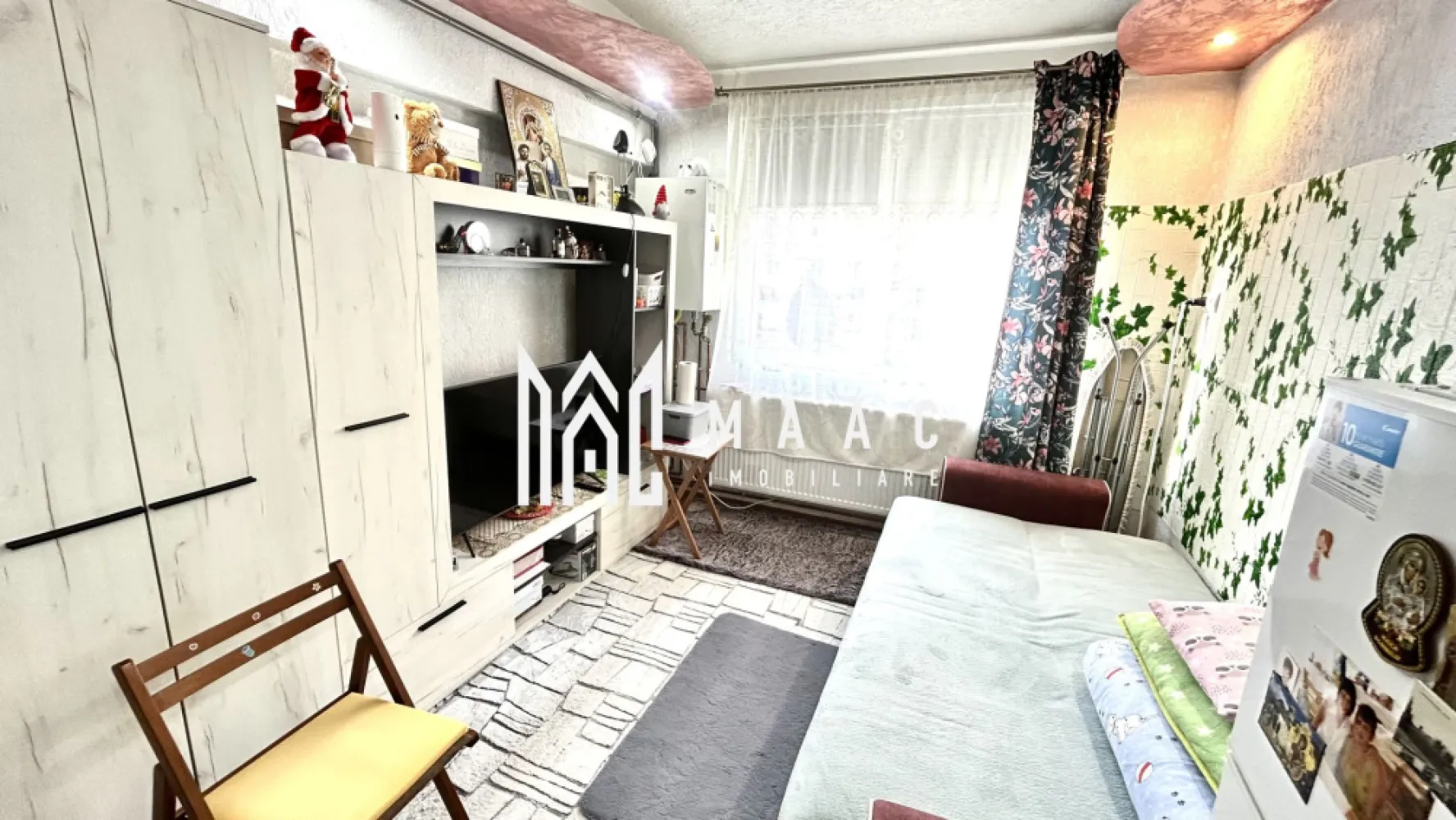 Garsonieră | Parter | Ideală pentru locuire sau investiție | Lazaret - Maac Imobiliare prezintă spre vânzare o garsonieră modernă, situată în zona Ipas din Sibiu, amplasată la parterul unui imobil cu 4 etaje . Proprietatea este ideală atât pentru locuire personală, cât și pentru investiție în regim de închiriere.

Garsoniera are o suprafață utilă de 22 mp și se vinde complet mobilată și utilată, fiind pregătită pentru mutare imediată.

Dotări și beneficii:

Centrală proprie cu încălzire pe gaz

Electrocasnice funcționale

Mobilier modern și spațiu organizat eficient

Zonă liniștită, cu acces facil către mijloace de transport, magazine și alte puncte de interes

O alegere excelentă pentru cei care caută un spațiu compact, confortabil și cu potențial de investiție.
 

Pentru mai multe informații și programări la vizionare, vă rugăm să menționați ID anunț: CP2783062.