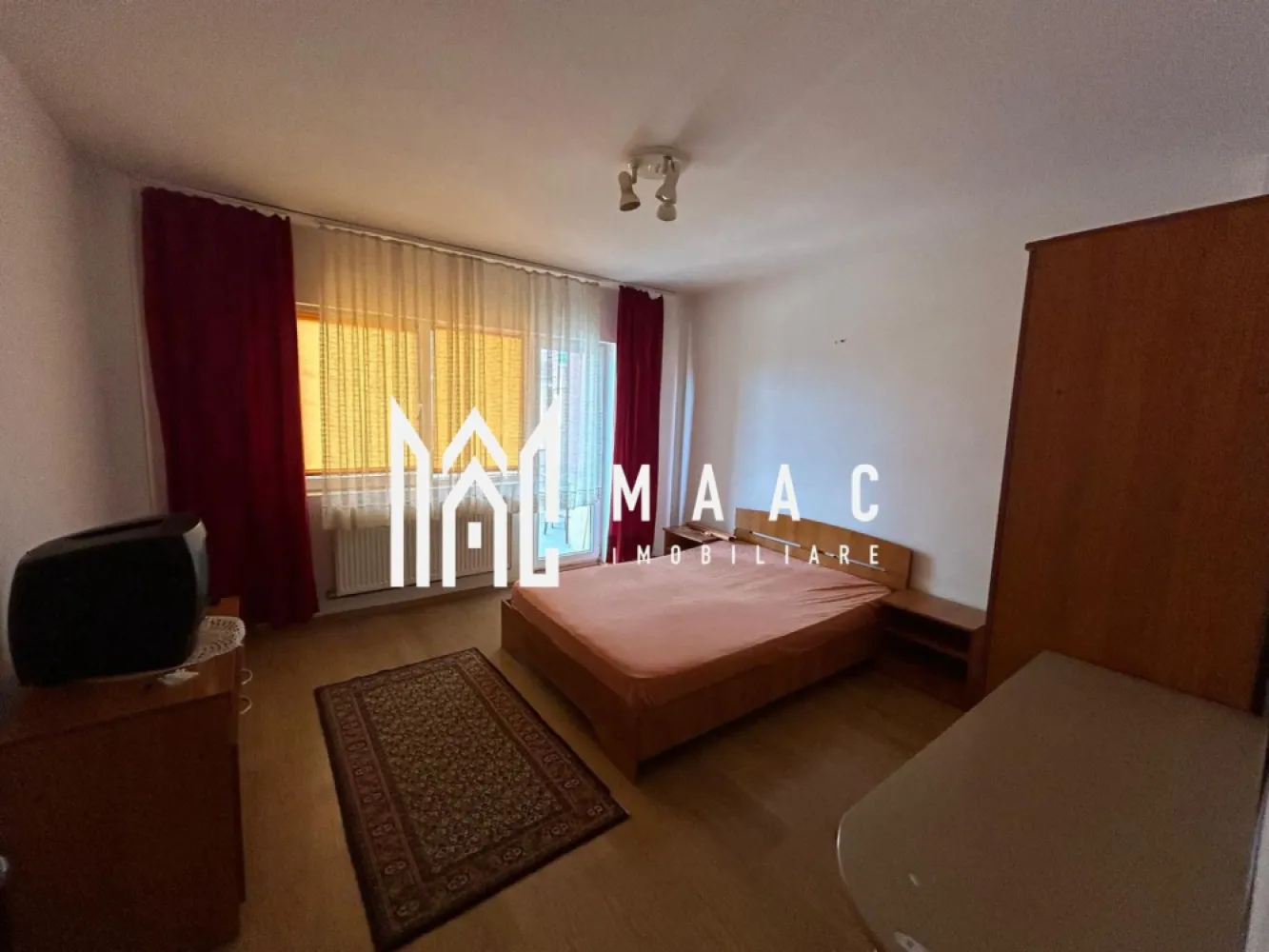 Apartament 2 Camere I Decomandat I Etajul 1 I Strand 2 - MAAC Imobiliare vă propune spre vânzare un apartament cu 2 camere, decomandat, situat la etajul 1 al unui imobil din zona Ștrand, o zonă apreciată pentru accesul rapid la facilități, parc și mijloace de transport în comun.

Apartamentul are o suprafață utilă de 77 mp, la care se adaugă două balcoane generoase, ideale atât pentru relaxare, cât și pentru spații suplimentare de depozitare.

Compartimentarea este practică și bine gândită, oferind confort și funcționalitate:
-Hol de intrare
-Living luminos, cu ieșire pe balcon
-Dormitor primitor, cu ieșire pe balcon
-Bucătărie complet mobilată și utilată
-Baie
-Două holuri spațioase, cu zone dedicate pentru depozitare

Proprietatea este potrivită pentru cei care își doresc un cămin confortabil într-o zonă bine conectată, aproape de magazine, parc și transport public.

Disponibil imediat.

Pentru mai multe detalii sau pentru programarea unei vizionări, vă rugăm să menționați telefonic că ați văzut anunțul cu numărul de CP: CP2889920.