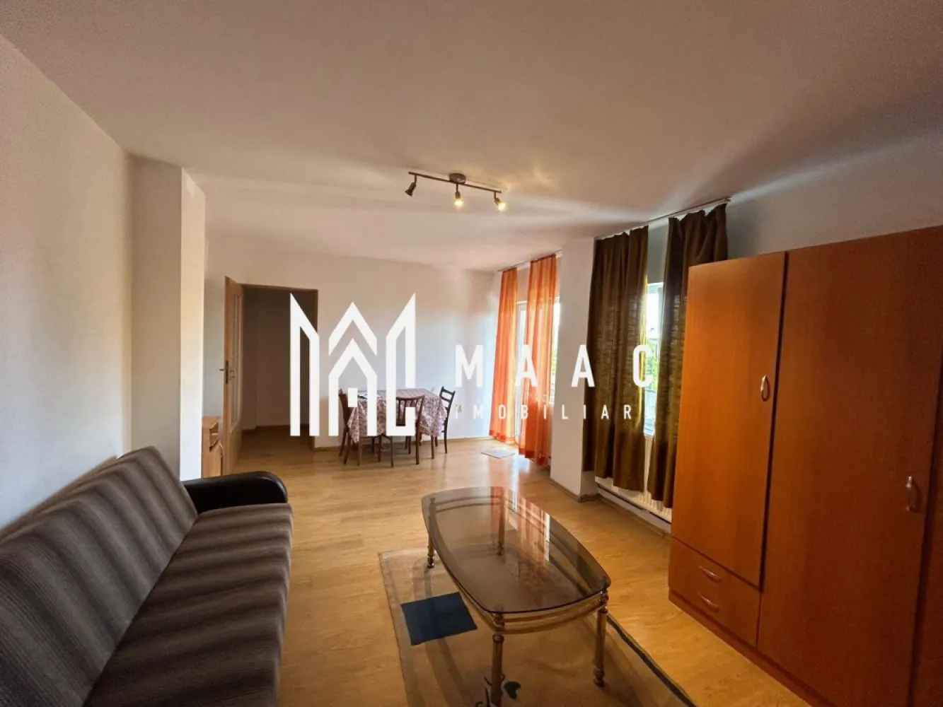 Apartament 2 Camere I Decomandat I Etajul 1 I Strand 2 - MAAC Imobiliare vă propune spre vânzare un apartament cu 2 camere, decomandat, situat la etajul 1 al unui imobil din zona Ștrand, o zonă apreciată pentru accesul rapid la facilități, parc și mijloace de transport în comun.

Apartamentul are o suprafață utilă de 77 mp, la care se adaugă două balcoane generoase, ideale atât pentru relaxare, cât și pentru spații suplimentare de depozitare.

Compartimentarea este practică și bine gândită, oferind confort și funcționalitate:
-Hol de intrare
-Living luminos, cu ieșire pe balcon
-Dormitor primitor, cu ieșire pe balcon
-Bucătărie complet mobilată și utilată
-Baie
-Două holuri spațioase, cu zone dedicate pentru depozitare

Proprietatea este potrivită pentru cei care își doresc un cămin confortabil într-o zonă bine conectată, aproape de magazine, parc și transport public.

Disponibil imediat.

Pentru mai multe detalii sau pentru programarea unei vizionări, vă rugăm să menționați telefonic că ați văzut anunțul cu numărul de CP: CP2889920.