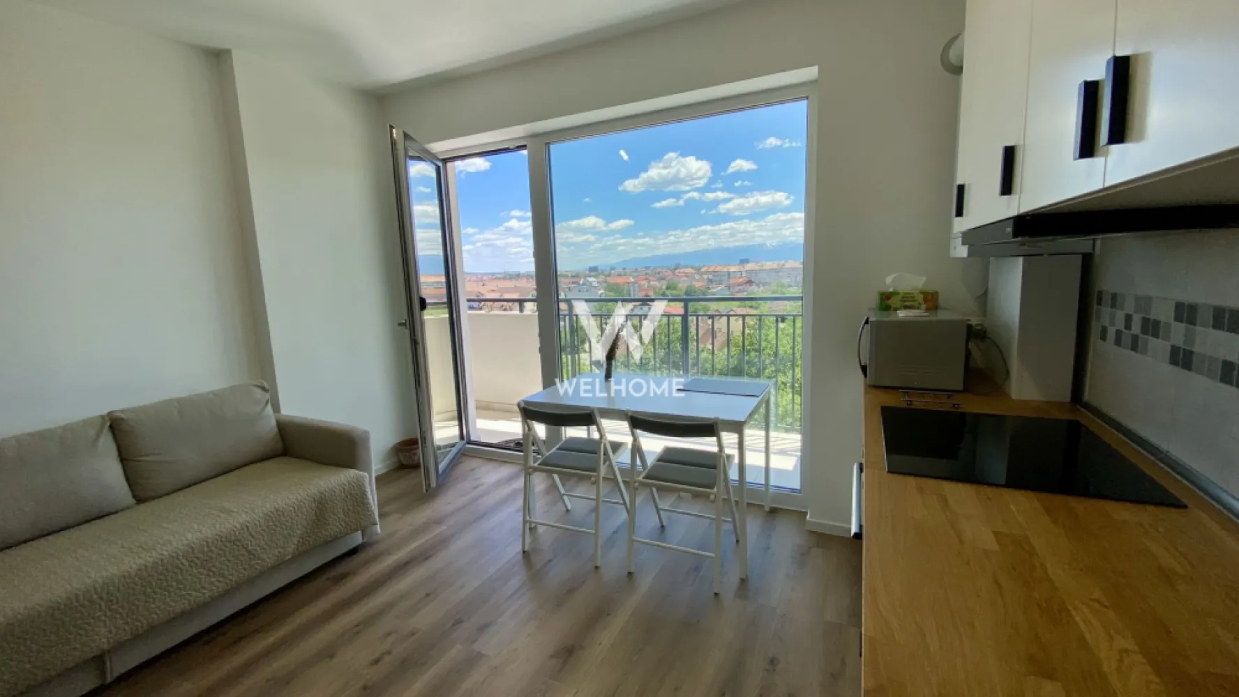 Chirie apartament 2 camere, - vedere panoramică, - complex Green Hill - De inchiriat un apartament cu 2 camere, semidecomandat, bine compartimentat, complet mobilat si utilat, cu vedere panoramică spre orașul Sibiu si munții Făgăraș.

Detalii:
- Suprafata utila: 40 mp
- Terasa: 11 mp 
- Centrala termica proprie cu reglaj de la distanta prin aplicatie
- Incalzire in pardoseala cu termostat pe fiecare camera inclusiv si in baie
- 1 loc de parcare suprateran
- Acces in complex prin bariera
- Zona de BBQ exclusiv pentru locatari
- Zona fitness exclusiv pentru locatari.
- Teren de joaca pentru copii

Compartimentare:
- Hol cu dressing
- Living cu bucatarie open space si acces la terasa
- Dormitor matrimonial cu acces la terasa
- Baie cu dus tip walk-in

Avantaje:
- Parcare supraterana inclusa si posibilitatea de inchiriere 1 loc de parcare subteran
- Zona rezidentiala noua
- In apropiere de magazine, restaurante, institutii de invatamant, transport in comun
- Vedere panoramică de la terasa.

Alte informatii:
- Nu se accepta animale de companie
- *Disponibil pentru mutare din 1 iulie
- Contract pe minim 12 luni
- Se percepe garantie.