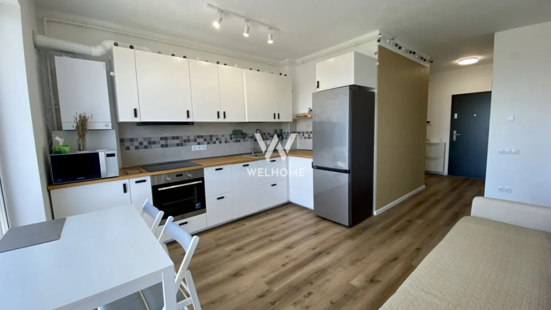 Chirie apartament 2 camere, - vedere panoramică, - complex Green Hill - De inchiriat un apartament cu 2 camere, semidecomandat, bine compartimentat, complet mobilat si utilat, cu vedere panoramică spre orașul Sibiu si munții Făgăraș.

Detalii:
- Suprafata utila: 40 mp
- Terasa: 11 mp 
- Centrala termica proprie cu reglaj de la distanta prin aplicatie
- Incalzire in pardoseala cu termostat pe fiecare camera inclusiv si in baie
- 1 loc de parcare suprateran
- Acces in complex prin bariera
- Zona de BBQ exclusiv pentru locatari
- Zona fitness exclusiv pentru locatari.
- Teren de joaca pentru copii

Compartimentare:
- Hol cu dressing
- Living cu bucatarie open space si acces la terasa
- Dormitor matrimonial cu acces la terasa
- Baie cu dus tip walk-in

Avantaje:
- Parcare supraterana inclusa si posibilitatea de inchiriere 1 loc de parcare subteran
- Zona rezidentiala noua
- In apropiere de magazine, restaurante, institutii de invatamant, transport in comun
- Vedere panoramică de la terasa.

Alte informatii:
- Nu se accepta animale de companie
- *Disponibil pentru mutare din 1 iulie
- Contract pe minim 12 luni
- Se percepe garantie.