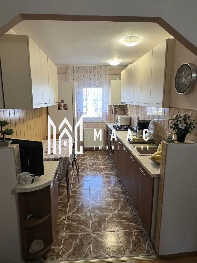 Apartament 3 camere | 60Mp | Zona Terezian - MAAC Imobiliare vă propune spre vânzare un apartament spațios și bine compartimentat, situat într-o zonă liniștită, la doar 15 minute de mers pe jos de centrul orașului.

Cu o suprafață utilă de 60 mp, apartamentul este amplasat la etajul 4 al imobilului și reprezintă o alegere ideală pentru o familie, un cuplu sau pentru investiție.

Locuința este inteligent împărțită, oferind confort și funcționalitate:
2 dormitoare luminoase
Living primitor, cu acces la balcon
Bucătărie separată, complet utilată
Baie
Hol spațios
Balcoane

Apartamentul beneficiază de două balcoane, un real avantaj pentru spațiu suplimentar și relaxare:
Balcon deschis, cu acces din living
Balcon închis, cu acces din dormitor

 Dotări și avantaje
Proprietatea se vinde mobilată și utilată, fiind pregătită pentru mutare imediată:
Bucătărie complet echipată: cuptor electric, plită pe gaz, mașină de spălat vase, frigider
Centrală termică nouă – eficiență și costuri reduse la întreținere
Pivniță de 8 mp – spațiu excelent pentru depozitare
Acces la uscătorie pe etaj

Acoperiș renovat în decembrie 2025 – un plus major pentru siguranța și confortul locatarilor

Pentru mai multe detalii sau pentru a programa o vizionare, vă rugăm să ne contactați, specificând ID:CP2887792