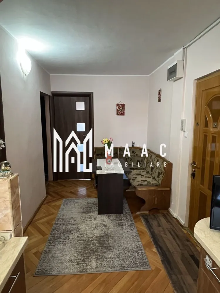 Apartament 3 camere | 60Mp | Zona Terezian - MAAC Imobiliare vă propune spre vânzare un apartament spațios și bine compartimentat, situat într-o zonă liniștită, la doar 15 minute de mers pe jos de centrul orașului.

Cu o suprafață utilă de 60 mp, apartamentul este amplasat la etajul 4 al imobilului și reprezintă o alegere ideală pentru o familie, un cuplu sau pentru investiție.

Locuința este inteligent împărțită, oferind confort și funcționalitate:
2 dormitoare luminoase
Living primitor, cu acces la balcon
Bucătărie separată, complet utilată
Baie
Hol spațios
Balcoane

Apartamentul beneficiază de două balcoane, un real avantaj pentru spațiu suplimentar și relaxare:
Balcon deschis, cu acces din living
Balcon închis, cu acces din dormitor

 Dotări și avantaje
Proprietatea se vinde mobilată și utilată, fiind pregătită pentru mutare imediată:
Bucătărie complet echipată: cuptor electric, plită pe gaz, mașină de spălat vase, frigider
Centrală termică nouă – eficiență și costuri reduse la întreținere
Pivniță de 8 mp – spațiu excelent pentru depozitare
Acces la uscătorie pe etaj

Acoperiș renovat în decembrie 2025 – un plus major pentru siguranța și confortul locatarilor

Pentru mai multe detalii sau pentru a programa o vizionare, vă rugăm să ne contactați, specificând ID:CP2887792