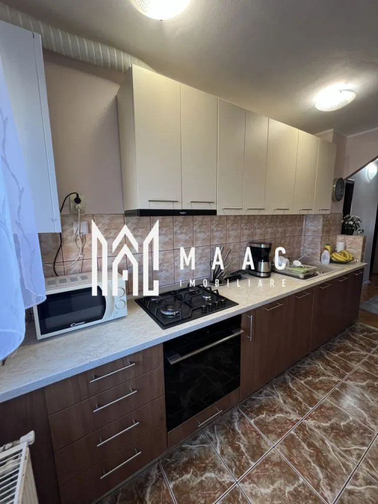 Apartament 3 camere | 60Mp | Zona Terezian - MAAC Imobiliare vă propune spre vânzare un apartament spațios și bine compartimentat, situat într-o zonă liniștită, la doar 15 minute de mers pe jos de centrul orașului.

Cu o suprafață utilă de 60 mp, apartamentul este amplasat la etajul 4 al imobilului și reprezintă o alegere ideală pentru o familie, un cuplu sau pentru investiție.

Locuința este inteligent împărțită, oferind confort și funcționalitate:
2 dormitoare luminoase
Living primitor, cu acces la balcon
Bucătărie separată, complet utilată
Baie
Hol spațios
Balcoane

Apartamentul beneficiază de două balcoane, un real avantaj pentru spațiu suplimentar și relaxare:
Balcon deschis, cu acces din living
Balcon închis, cu acces din dormitor

 Dotări și avantaje
Proprietatea se vinde mobilată și utilată, fiind pregătită pentru mutare imediată:
Bucătărie complet echipată: cuptor electric, plită pe gaz, mașină de spălat vase, frigider
Centrală termică nouă – eficiență și costuri reduse la întreținere
Pivniță de 8 mp – spațiu excelent pentru depozitare
Acces la uscătorie pe etaj

Acoperiș renovat în decembrie 2025 – un plus major pentru siguranța și confortul locatarilor

Pentru mai multe detalii sau pentru a programa o vizionare, vă rugăm să ne contactați, specificând ID:CP2887792