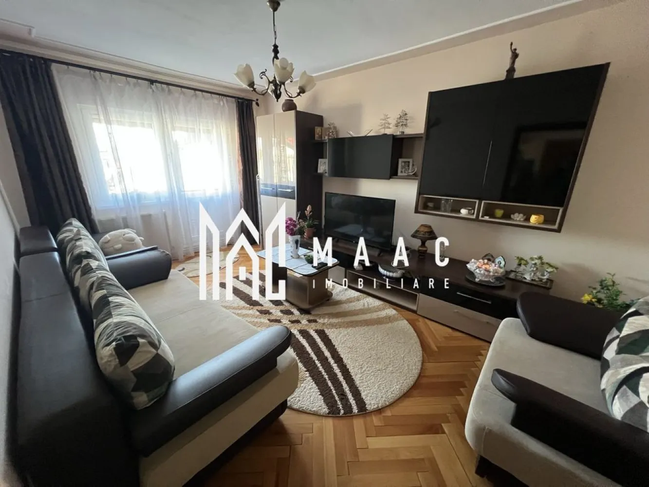 Apartament 3 camere | 60Mp | Zona Terezian - MAAC Imobiliare vă propune spre vânzare un apartament spațios și bine compartimentat, situat într-o zonă liniștită, la doar 15 minute de mers pe jos de centrul orașului.

Cu o suprafață utilă de 60 mp, apartamentul este amplasat la etajul 4 al imobilului și reprezintă o alegere ideală pentru o familie, un cuplu sau pentru investiție.

Locuința este inteligent împărțită, oferind confort și funcționalitate:
2 dormitoare luminoase
Living primitor, cu acces la balcon
Bucătărie separată, complet utilată
Baie
Hol spațios
Balcoane

Apartamentul beneficiază de două balcoane, un real avantaj pentru spațiu suplimentar și relaxare:
Balcon deschis, cu acces din living
Balcon închis, cu acces din dormitor

 Dotări și avantaje
Proprietatea se vinde mobilată și utilată, fiind pregătită pentru mutare imediată:
Bucătărie complet echipată: cuptor electric, plită pe gaz, mașină de spălat vase, frigider
Centrală termică nouă – eficiență și costuri reduse la întreținere
Pivniță de 8 mp – spațiu excelent pentru depozitare
Acces la uscătorie pe etaj

Acoperiș renovat în decembrie 2025 – un plus major pentru siguranța și confortul locatarilor

Pentru mai multe detalii sau pentru a programa o vizionare, vă rugăm să ne contactați, specificând ID:CP2887792