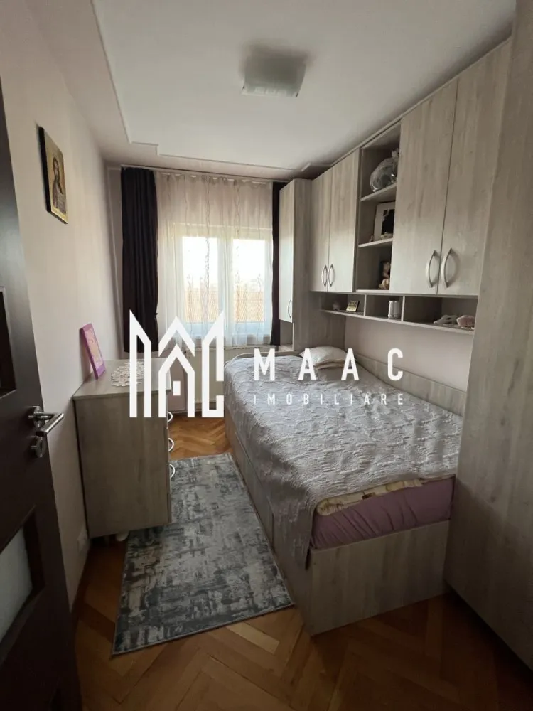 Apartament 3 camere | 60Mp | Zona Terezian - MAAC Imobiliare vă propune spre vânzare un apartament spațios și bine compartimentat, situat într-o zonă liniștită, la doar 15 minute de mers pe jos de centrul orașului.

Cu o suprafață utilă de 60 mp, apartamentul este amplasat la etajul 4 al imobilului și reprezintă o alegere ideală pentru o familie, un cuplu sau pentru investiție.

Locuința este inteligent împărțită, oferind confort și funcționalitate:
2 dormitoare luminoase
Living primitor, cu acces la balcon
Bucătărie separată, complet utilată
Baie
Hol spațios
Balcoane

Apartamentul beneficiază de două balcoane, un real avantaj pentru spațiu suplimentar și relaxare:
Balcon deschis, cu acces din living
Balcon închis, cu acces din dormitor

 Dotări și avantaje
Proprietatea se vinde mobilată și utilată, fiind pregătită pentru mutare imediată:
Bucătărie complet echipată: cuptor electric, plită pe gaz, mașină de spălat vase, frigider
Centrală termică nouă – eficiență și costuri reduse la întreținere
Pivniță de 8 mp – spațiu excelent pentru depozitare
Acces la uscătorie pe etaj

Acoperiș renovat în decembrie 2025 – un plus major pentru siguranța și confortul locatarilor

Pentru mai multe detalii sau pentru a programa o vizionare, vă rugăm să ne contactați, specificând ID:CP2887792