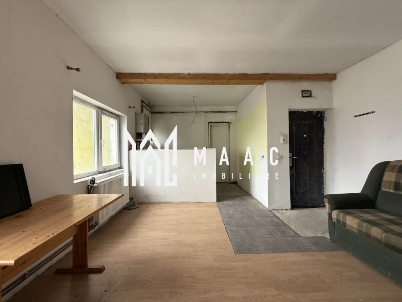 Apartament 3 camere | 60 MPU | Vasile Aaron - MAAC Imobiliare vă prezintă un apartament cu 3 camere, situat în zona Vasile Aaron.

Caracteristici:
Tip proprietate: apartament cu 3 camere
Amplasare: mansardă într-un imobil cu 5 etaje
Suprafață utila: 60 mp

Compartimentare:
Nivelul inferior: living, bucătărie open-space, baie cu geam de aerisire
Nivelul superior: două dormitoare nedecomandate.

Dotări și beneficii:
Centrală termică proprie cu calorifere
Posibilitate de personalizare și amenajare după gusturile și nevoile viitorului proprietar
Apartament cu potențial de investiție și randament ridicat la închiriere.

Localizare:
Acces facil către Shopping City Sibiu, școli, grădinițe, bănci, farmacii, Profi, Penny și spații verzi pentru relaxare.

Pentru mai multe detalii precizati telefonic ca ati vazut anuntul cu ID: CP2805506