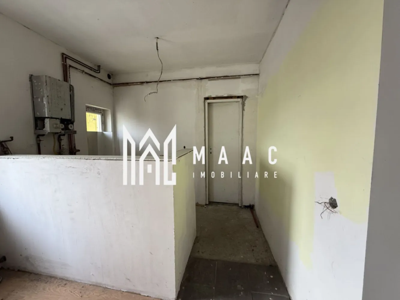 Apartament 3 camere | 60 MPU | Vasile Aaron - MAAC Imobiliare vă prezintă un apartament cu 3 camere, situat în zona Vasile Aaron.

Caracteristici:
Tip proprietate: apartament cu 3 camere
Amplasare: mansardă într-un imobil cu 5 etaje
Suprafață utila: 60 mp

Compartimentare:
Nivelul inferior: living, bucătărie open-space, baie cu geam de aerisire
Nivelul superior: două dormitoare nedecomandate.

Dotări și beneficii:
Centrală termică proprie cu calorifere
Posibilitate de personalizare și amenajare după gusturile și nevoile viitorului proprietar
Apartament cu potențial de investiție și randament ridicat la închiriere.

Localizare:
Acces facil către Shopping City Sibiu, școli, grădinițe, bănci, farmacii, Profi, Penny și spații verzi pentru relaxare.

Pentru mai multe detalii precizati telefonic ca ati vazut anuntul cu ID: CP2805506